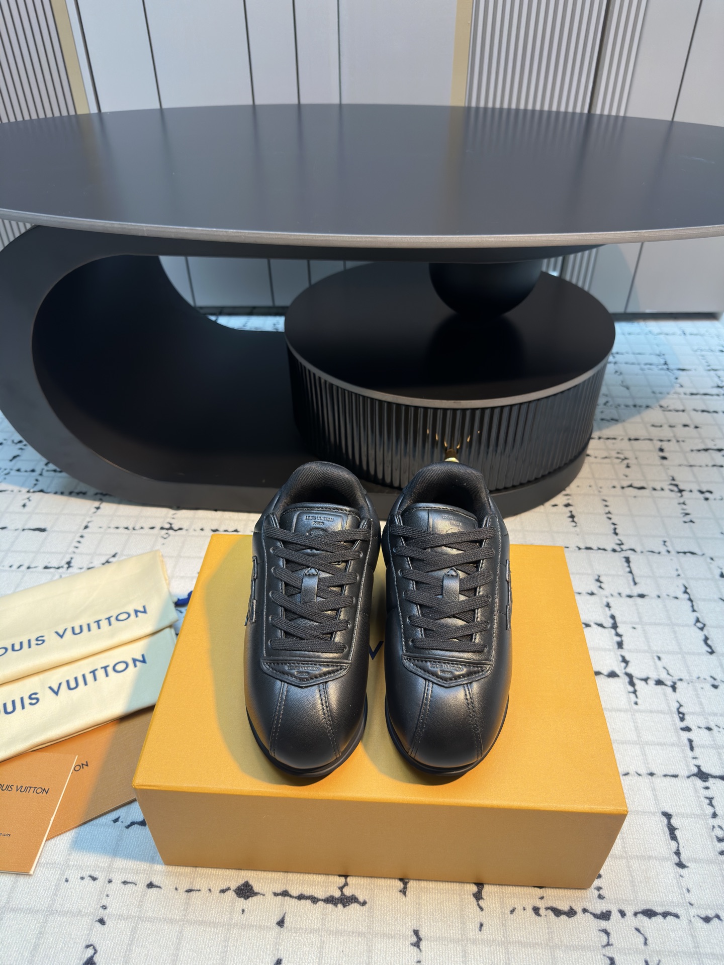 NO:462047,LV Louis Vuitton Fidong Co-branded catwalk style fat den thick sole casual sports shoes Forrest Gump shoes This series includes from simple-style sneakers to eye-catching running shoes. LV stands out with its iconic thick sole and modern aesthetics, while other styles use luxurious suede, leather and canvas materials. Some sneakers are designed with futuristic designs, emphasizing functionality and comfort, and moving towards sports-style luxury shoes Fabric: cowhide lining: mesh Sole: TPU outsole thick sole 3CM Women's 35/40 (40 custom-made not refund or exchange) Men's 40/45 (45 custom-made not refund or exchange), casual shoes/sports, louis vuitton, louis vuitton, sneakers, cowhide, chamois leather19860909LV路易威登 菲董 联名 走秀款 胖丁 厚底 休闲 运动鞋 阿甘鞋 此次系列包括从简约风格的运动鞋到引人注目的跑鞋.LV以其标志性的厚底和现代美学脱颖而出,而其他款式则采用了奢华的麂皮、皮革和帆布等材质.一些运动鞋设计富有未来感,强调功能性与舒适性,并向运动风格的奢华鞋履迈进 面料 : 牛皮 内里 : 网布 鞋底 : TPU大底 底厚 3CM 女款35/40（40定做不退不换） 男款40/45（45定做不退不换）,休闲鞋/运动鞋,louis vuitton,louis vuitton,sneakers,cowhide,chamois leather,Women's Shoes