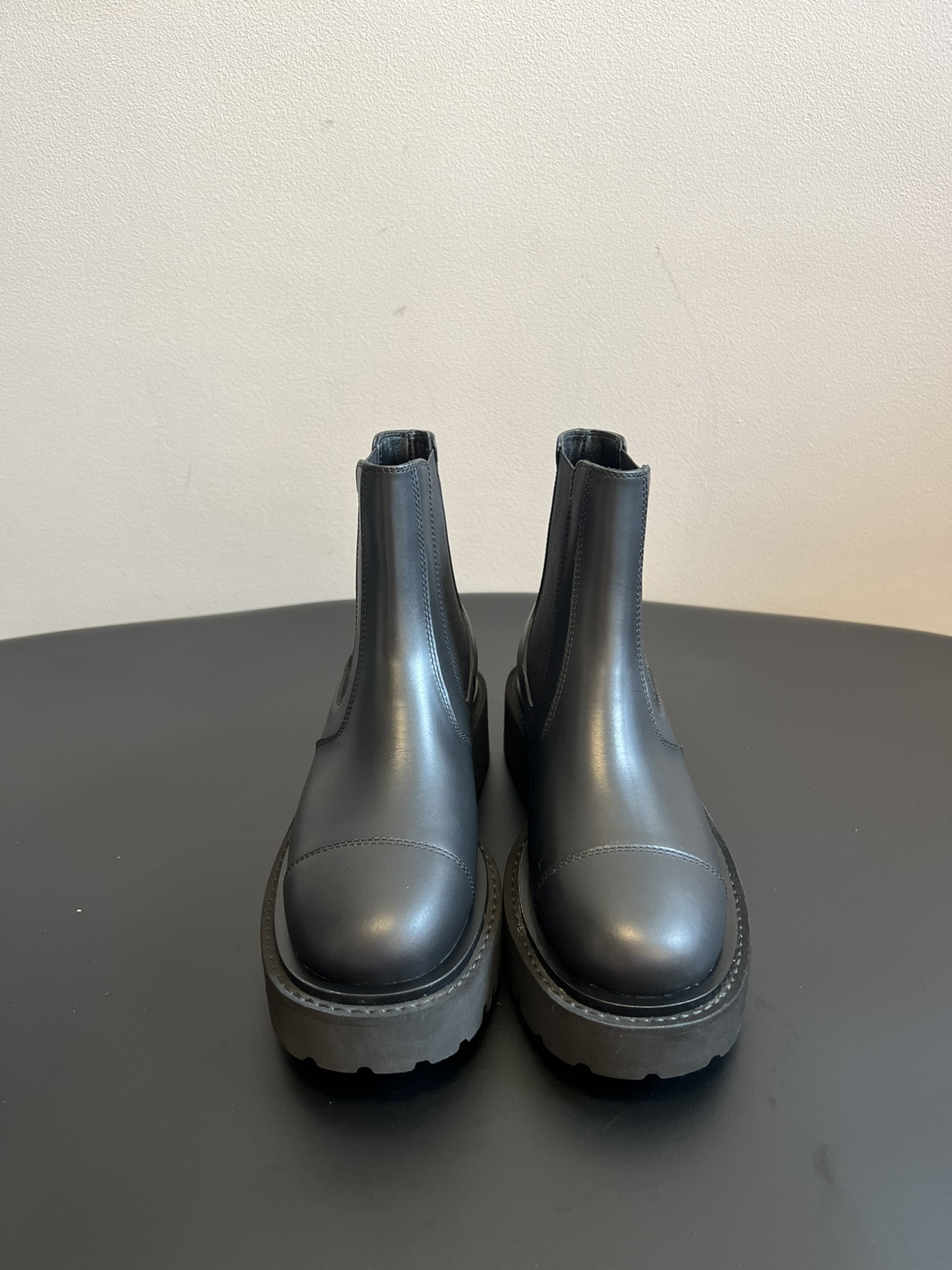 NO:462032,chane* 25ss New model Xiaoxiang thick-soled short boots Knight boots Xiaoxiang's simplicity is often simple but not simple. The upper made of Italian suede is made of original customized imported Italian suede. It is free of words. It shows the unique texture. It is the most unique. Friends who don't like the usual styles. Be sure to take a look at it more!  After all, the pictures can show limited. When you get the real thing, you will definitely love it more!  Upper cowhide inner sheepskin, outsole foam sole + genuine leather edge strip, size 35/40 (40 custom made without return or replacement), boots, chanel, boots, cowhide, sheepskin, chamois leather19860909chane* 25ss 新款 小香厚底一脚蹬短靴 骑士靴 小香的简洁往往简约而不简单 原版定制进口的意大利麂皮打造的鞋面 不用言语 自显与众不同的质感表现 才最让人心动吧别具一格 不喜欢平时撞款的小伙伴 一定要多看看它！图片所能展现的毕竟有限 等大家实物到手 你绝对会更爱它！ 鞋面牛皮 内里羊皮 大底发泡底+真皮沿条 码数35/40（40定做不退不换）,靴子,chanel,boots,cowhide,sheepskin,chamois leather,Women's Shoes