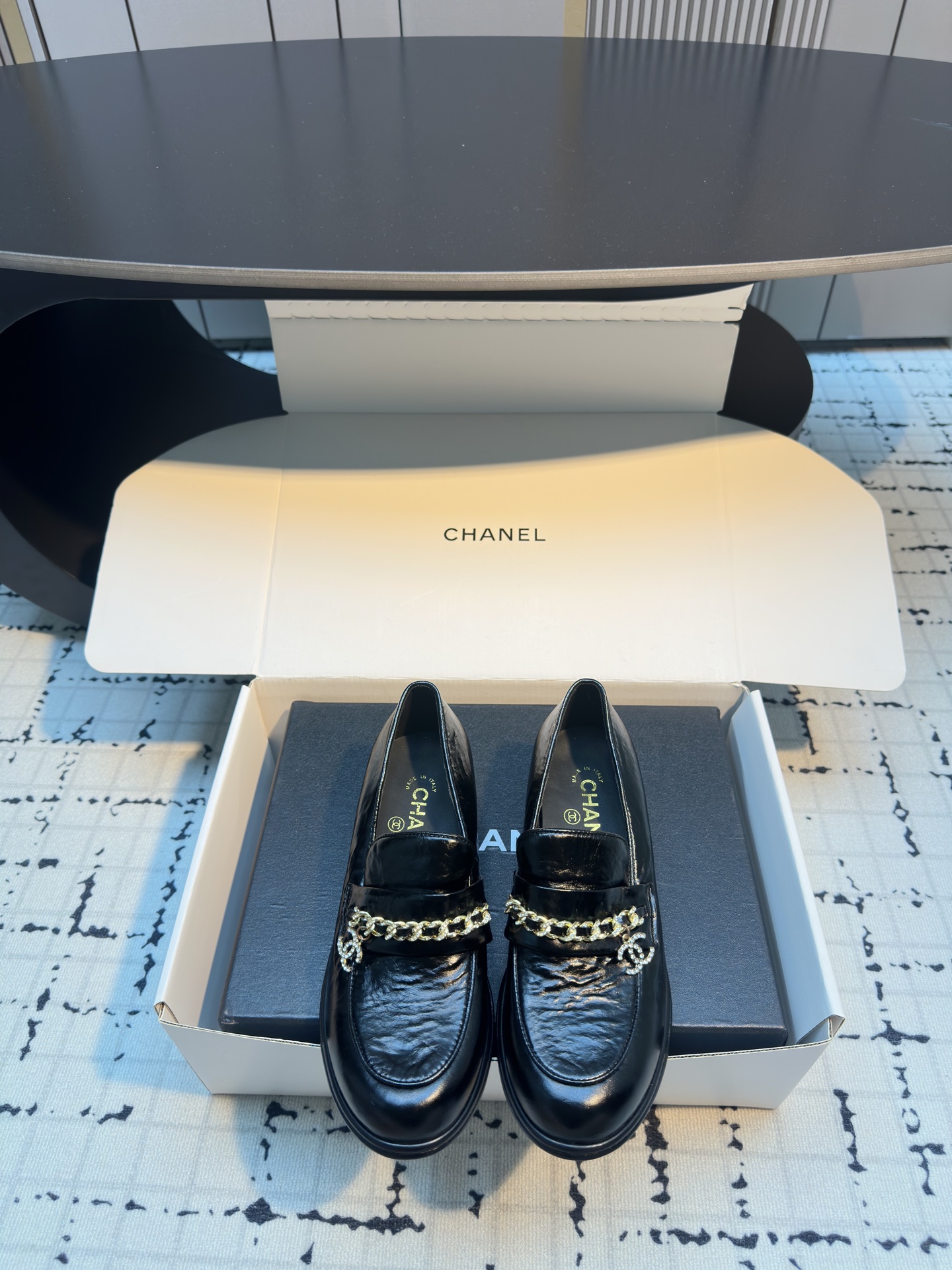 NO:462024,Chanel 25ss Xiaoxiang New style Chain terms Loafers Spring and summer must-have hot products Xiangjia Xiangjia New Loafers The design is simple and high-end, super versatile! Chain embellishment! Imported cowhide The texture of natural animal leather visible to the naked eye! Top version, no pressure in and out of the cabinet, very book-like and elegant on the feet, super good feet, versatile items, Goddess series, with the elegant and famous temperament of Xiangjia, super durable, irresistible, heart-wrenching... Cowhide upper, inner sheepskin, imported genuine leather sole, size 35/40 (40 custom made, no return or exchange), loafers, chanel, chanel, loafers, cowhide, sheepskin, Leather soles19860909Chanel 25ss 小香 新款 链条款 乐福鞋春夏香家必备爆款 香奶奶新品乐福鞋 设计简约高级,超级百搭款！链条点缀！进口牛皮肉眼可见的天然动物皮革的质感！顶级版本 进出柜柜无压力 上脚很有书香气质 脚感超好 百搭单品 女神系列,拥有香家特色优雅名媛气质,超级耐看,让人无法抗拒,心动ing…… 鞋面牛皮 內里羊皮 大底进口真皮大底 码数35/40（40定做不退不换）,乐福鞋,chanel,chanel,loafers,cowhide,sheepskin,Leather soles,Women's Shoes