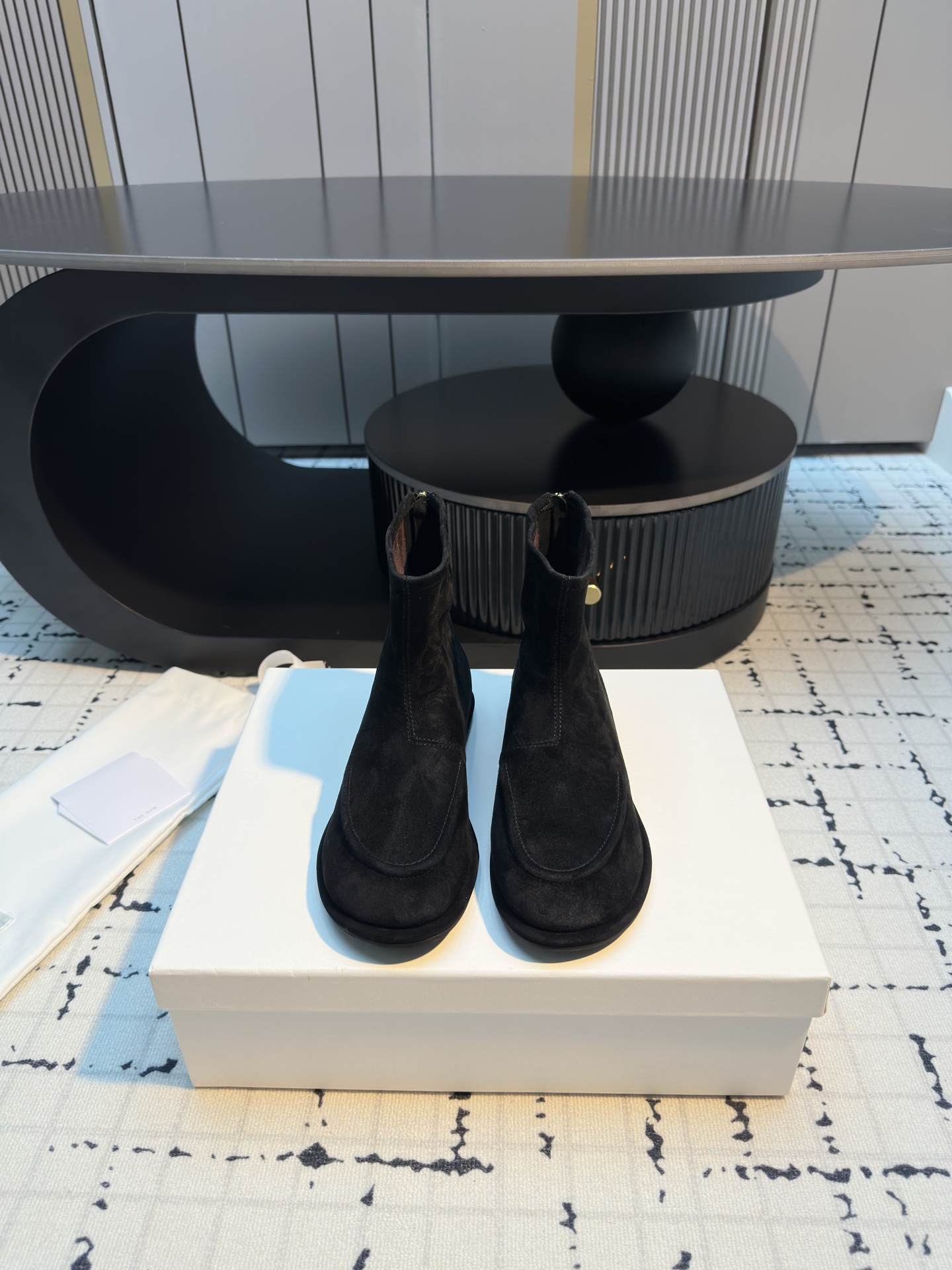 NO:483548,The Row classic retro round-toe flat boots outline the sense of silence in a minimalist posture and become a tacit understanding for those who understand the texture. The round-toe design is a gentle footnote and is suitable for every foot type. The boots are neatly wrapped around the ankles. The lines extend from the toe to the boot mouth. There is no unnecessary decoration but with a sculptural outline. This is the iconic aesthetic of The Row. It is the 'universal match' in the wardrobe. The fabric is made of original custom leather. The inner foot pads are all lambskin. The original mold-open custom anti-slip sole. The size 35/41 (40.41 custom-made without return or replacement), boots, boots, sheepskin.19860909The Row经典复古圆头平底短靴 以极简之姿勾勒出静默的高级感 成为懂质感者的足下默契. 圆头设计是温柔的注脚 适合每种脚型 短靴筒利落包裹脚踝 线条从鞋头延伸至靴口 没有多余装饰却自带雕塑般的轮廓感—— 这正是The Row的标志性美学 它是衣橱里的“万能搭” 面料采用原版定制皮料 内里垫脚均为小羊皮 原版开模定制防滑大底 码数35/41（40.41定做不退不换）,靴子,boots,sheepskin,Women's Shoes