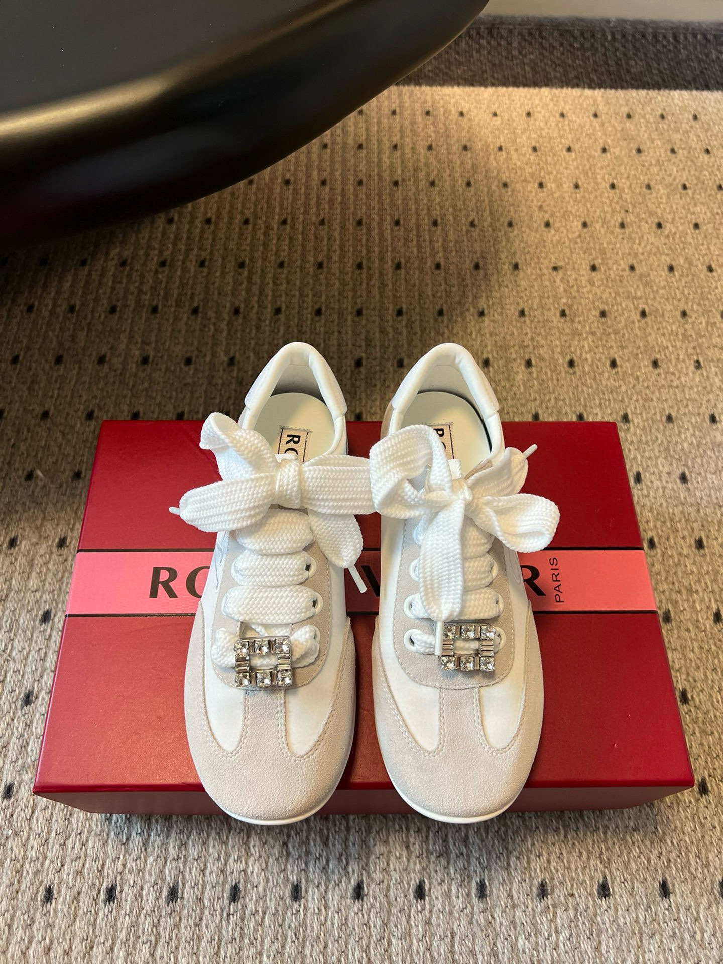 NO:466526,High-quality Roger Vivie* 25ss New German-Storm Casual Shoes. This one must be kept for comfort-oriented!  The Dongguan version, original development, the style counter is one to one, the details are handled by one, the classic and simple style design is versatile and not picky, the feet are delicate, light and soft, and the beauty and strength coexist!  The versatile commuting color matching synchronized on the official website is closed!  Whether it is the feeling of the feet or appearance, it is light and soft Oxford soft sole, strong toughness, soft, light, non-slip and wear-resistant, and the edge of the shoe further ensures the comfort of the foot and does not rub the feet!  Upper cowhide/embroidered tarp, inner cowhide, outsole, rubber outsole, size 35/40 (40 custom made, no return or replacement), casual shoes/sports shoes, roger vivier, sneakers, cowhide19860909高品质 Roger Vivie* 25ss 新款德训休闲鞋 注重舒适度的宝子一定要留这款！莞产版本,原版开发,版型专柜一比一,细节处理专柜一比一,经典简约的款式设计,百搭不挑人,上脚秀气,轻盈柔软,美貌与实力并存！官网同步的百搭通勤配色闭眼收！ 无论脚感还是颜值都是天花板的存在,又轻又软牛津软大底,韧性强 柔软 轻便防滑耐磨,鞋口包边进一步保证上脚舒适感,不磨脚！ 鞋面牛皮/刺绣防水布 内里牛皮 大底橡胶大底 码数35/40（40定做不退不换）,休闲鞋/运动鞋,roger vivier,sneakers,cowhide,Women's Shoes