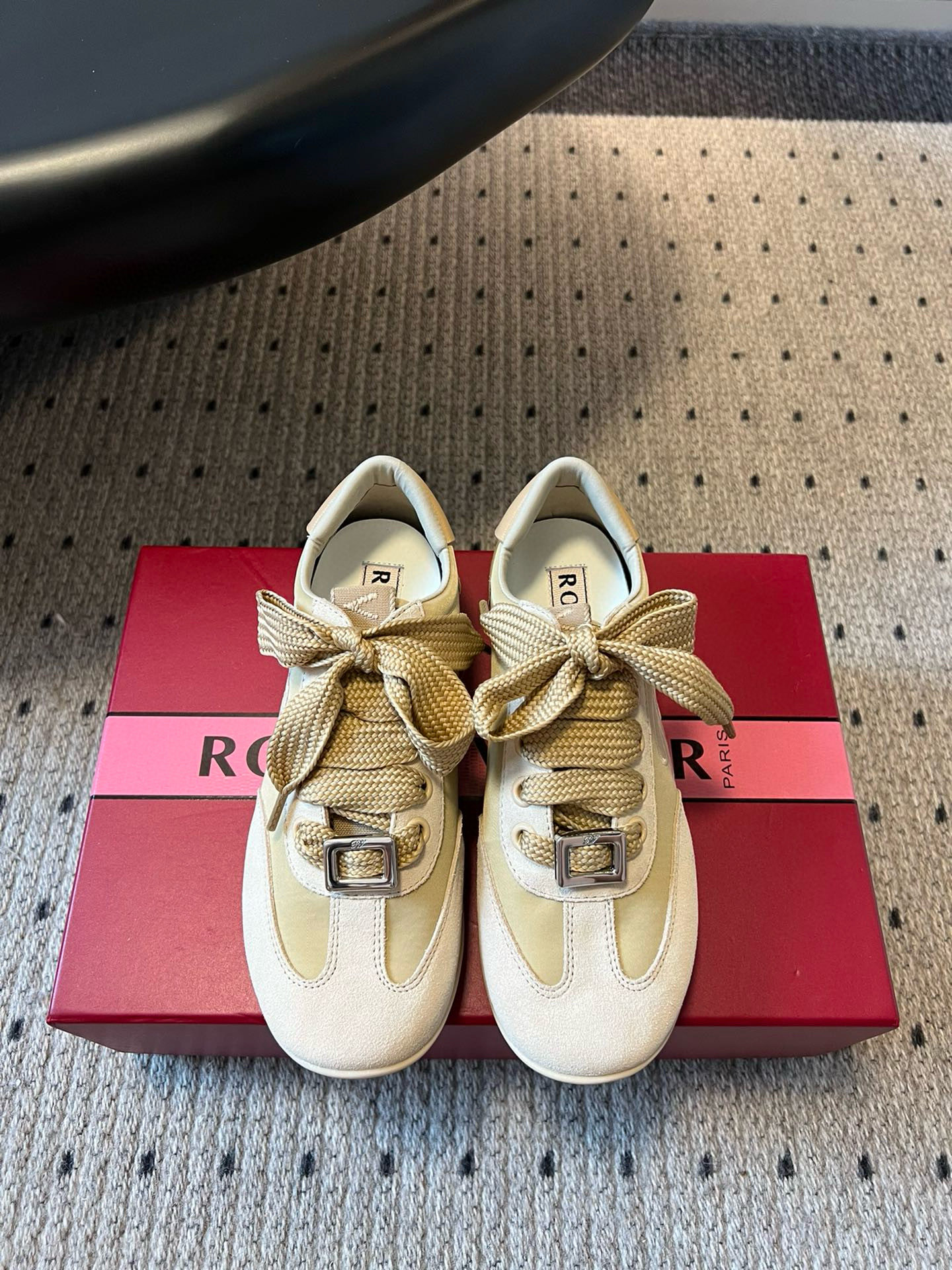 NO:466533,High-quality Roger Vivie* 25ss New German-Storm Casual Shoes. This one must be kept for comfort-oriented!  The Dongguan version, original development, the style counter is one to one, the details are handled by one, the classic and simple style design is versatile and not picky, the feet are delicate, light and soft, and the beauty and strength coexist!  The versatile commuting color matching synchronized on the official website is closed!  Whether it is the feeling of the feet or appearance, it is light and soft Oxford soft sole, strong toughness, soft, light, non-slip and wear-resistant, and the edge of the shoe further ensures the comfort of the foot and does not rub the feet!  Upper cowhide/embroidered tarp, inner cowhide, outsole, rubber outsole, size 35/40 (40 custom made, no return or replacement), casual shoes/sports shoes, roger vivier, sneakers, cowhide19860909高品质 Roger Vivie* 25ss 新款德训休闲鞋 注重舒适度的宝子一定要留这款！莞产版本,原版开发,版型专柜一比一,细节处理专柜一比一,经典简约的款式设计,百搭不挑人,上脚秀气,轻盈柔软,美貌与实力并存！官网同步的百搭通勤配色闭眼收！ 无论脚感还是颜值都是天花板的存在,又轻又软牛津软大底,韧性强 柔软 轻便防滑耐磨,鞋口包边进一步保证上脚舒适感,不磨脚！ 鞋面牛皮/刺绣防水布 内里牛皮 大底橡胶大底 码数35/40（40定做不退不换）,休闲鞋/运动鞋,roger vivier,sneakers,cowhide,Women's Shoes