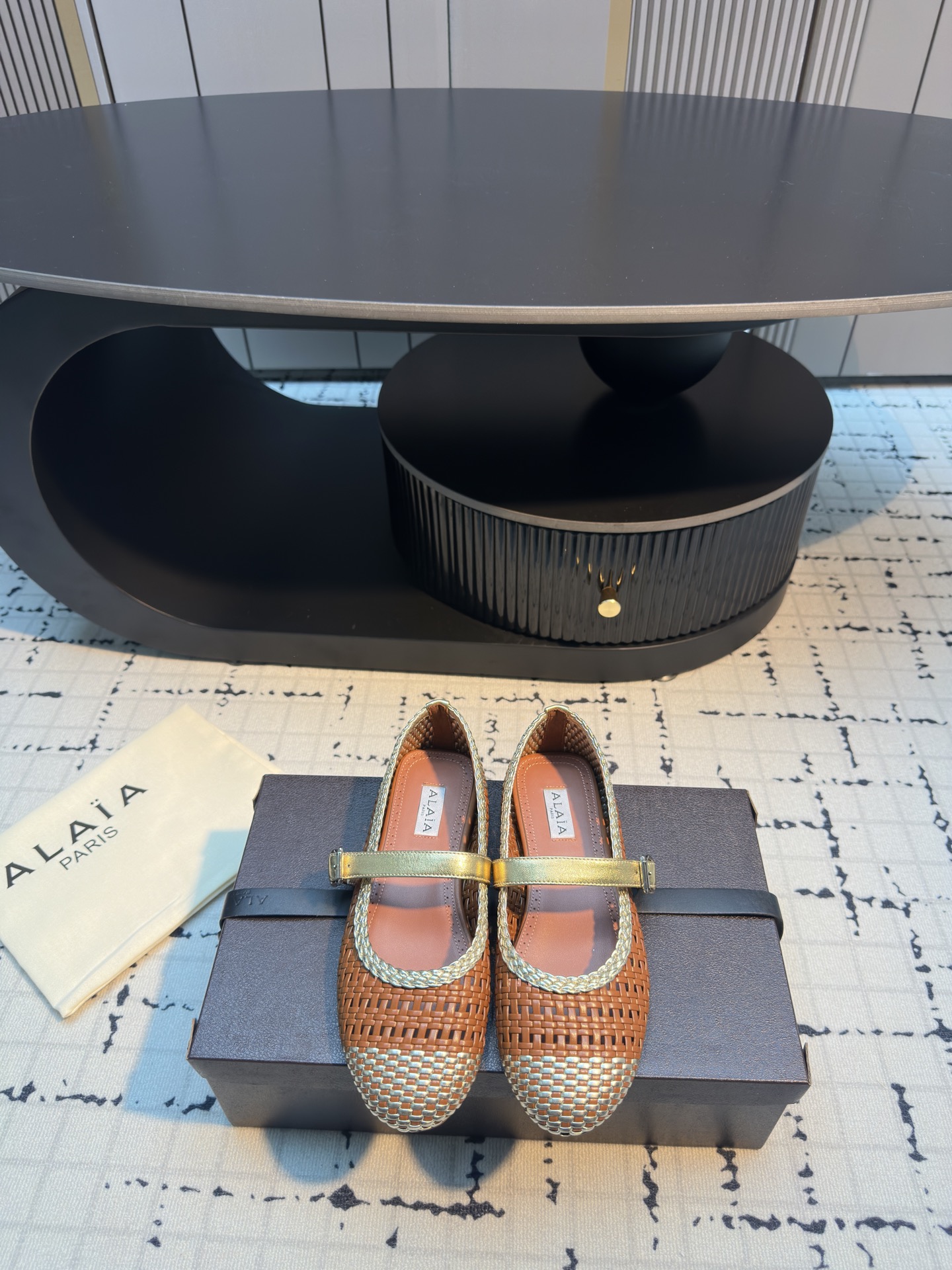 NO:483649,Purchase grade ALAIA 25ss Spring and summer woven color-blocking Mary Jane shoes French high-end first-tier high-end brand Azzedine Alaia: The last craftsman in the fashion industry, the king of cutting only loyal to the female body curve, the brand Alaia, founded in 1979, has always been selling fashionable women's shoes. Paris fashion industry and the whole world are well-known Victoria Beckham, Michelle Obama, Ladygaga, Madonna, are all admirers and top fans of ALAA. Original custom braided upper, footbed sheepskin imported sole, imported rubber sole, size 34/42 (34.40.41.42 custom-made, no return or exchange) Ordinary packaging Original packaging, Mary Jane, alaia, mary jane, sheepskin19860909代购级 ALAIA 25ss 春夏编织拼色玛丽珍鞋 法国高端一线高定品牌 AzzedineAlaia:时尚界最后的手艺人 只忠于展现女性身体曲线的裁剪之王 始创于1979年的品牌Alaia 一直主售时装感十足的型格女鞋 巴黎时装界以及全世界都享有盛誉维多利亚贝克汉姆,米歇尔奥巴马,Ladygaga ,麦当娜, 都是ALAA的崇拜者和头号粉丝 鞋面原版定制编织 垫脚羊皮 鞋底进口橡胶底 码数34/42（34.40.41.42定做不退不换） 普通包装 原版包装,玛丽珍,alaia,mary jane,sheepskin,Women's Shoes