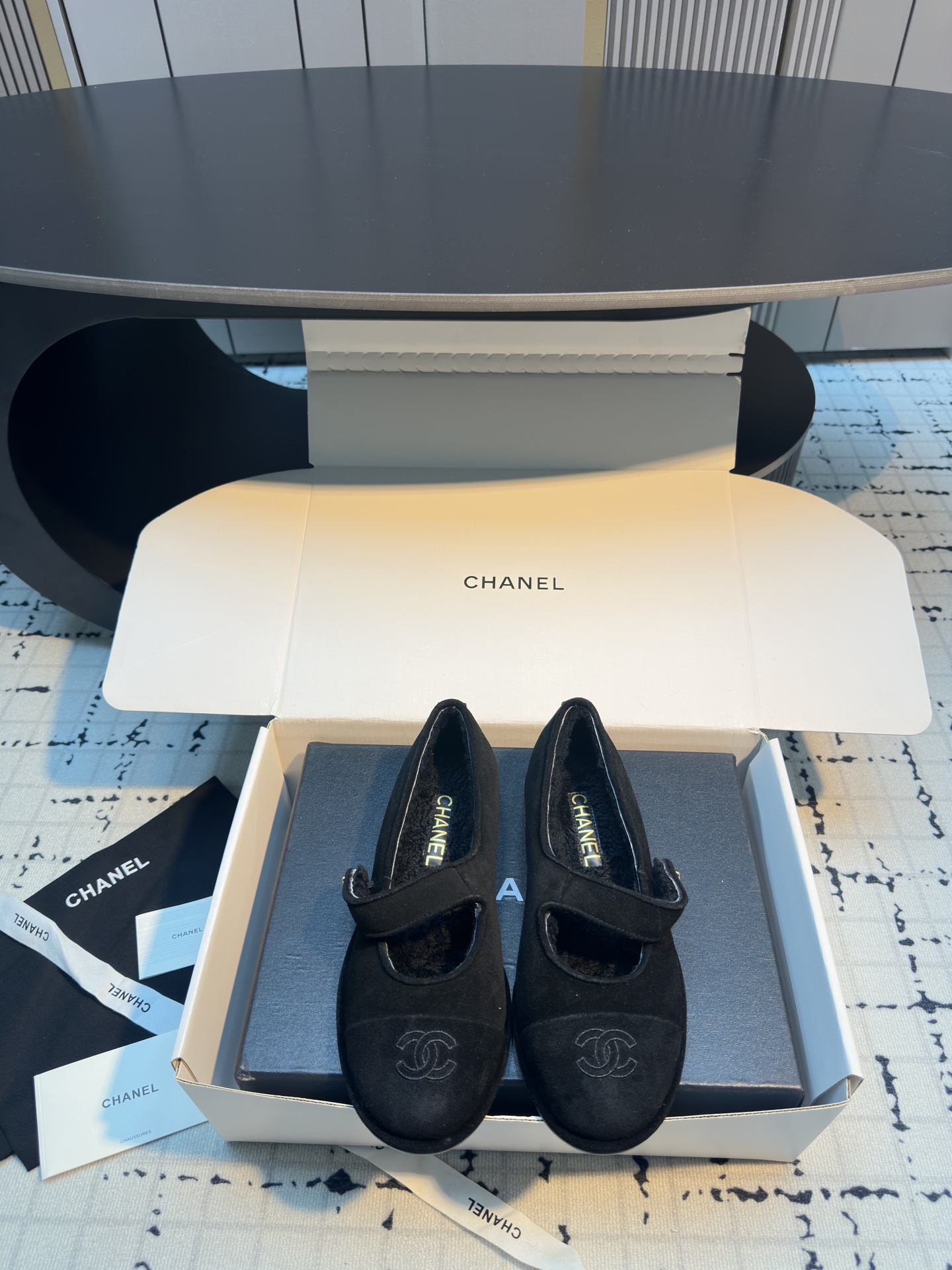 NO:483645,CHANE* Chanel 25ss new autumn and winter wool Mary Jane, I was planted at first sight and dressed freely according to the weather changes!  Put on socks and make you cute single shoes in spring and summer!  The magic princess in seconds is suitable for all feet, slim and versatile~ The classic style combination creates a strong sense of high-endness. The feet are very delicate and playful. The upper is timbered, wool inside, outsole, leather outsole. Size 35/41 (40.41 custom made without return or replacement), fur shoes, Mary Jane, chanel, chanel, mary jane, Leather soles19860909CHANE* 香奈儿 25ss 秋冬新款羊毛 玛丽珍 第一眼看上就被种草了根据天气变化自由穿搭！套上袜套春夏秒变可爱单鞋！秒变魔法公主适合一切脚型,显瘦百搭～经典版型搭配组合营造出了很强烈的高级感 上脚非常精致 俏皮 鞋面胎牛绒 内里羊毛 大底真皮大底 码数35/41（40.41定做不退不换）,毛毛鞋玛丽珍,chanel,chanel,mary jane,Leather soles,Women's Shoes