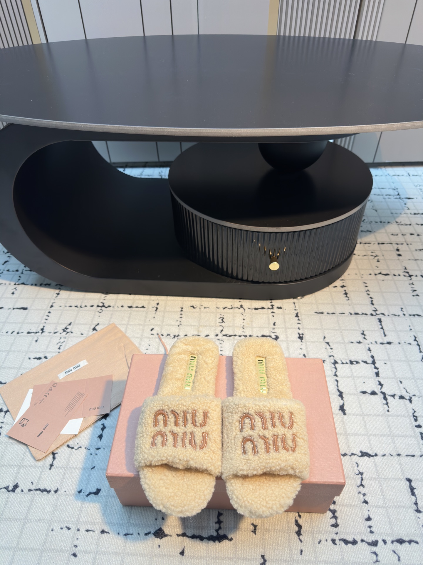 NO:483623,MiuMi* MiuMi* New letters of MiuMi's autumn and winter are all-in-one wool. Every autumn and winter come. Wool is an essential item. Not only is it warm enough, it can also have a comfortable touch. No matter what you match, there is a kind of casual and fashionable pure wool. It is thick and solid when you push it away with your hands. It has enough weight. The inner foot pad is real wool. Soft foot feel. Customized original rubber outsole. Size 35/40 (40 custom made without return or replacement), fur shoes and slippers, miumiu, slippers19860909MiuMi* 缪缪秋冬新款字母一字毛毛拖 每逢秋冬来临 毛拖是必不可少的单品 不仅足够保暖 还能拥有舒适的触感无论搭配什么都有种漫不经心的时髦纯羊毛 有用手拨开是厚厚实实的 份量感足 内里垫脚真羊毛 软软的脚感我爱了 定制原版橡胶大底 码数35/40（40定做不退不换）,毛毛鞋拖鞋,miumiu,slippers,Women's Shoes