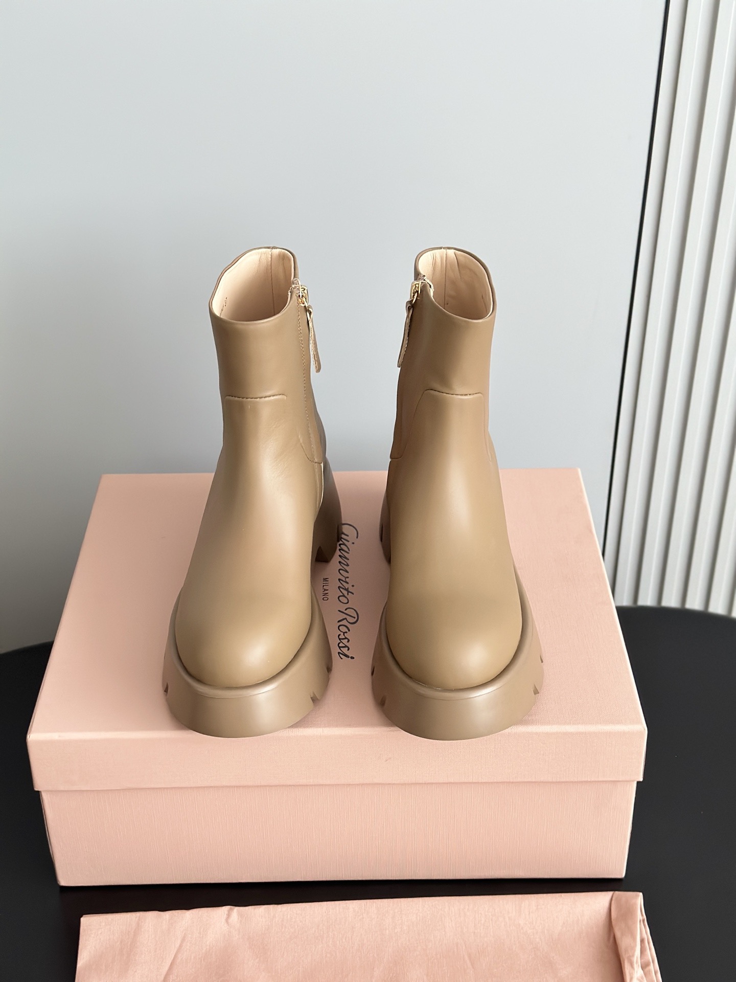 NO:483558,Purchase grade Gianvit* Rossi 25 winter thick-soled short boots Plain design, simple and elegant. Fashion highlights!  Adhering to its traditional Italian craftsmanship, focusing on exquisite details, and creating elegant feminine flavor, every pair of Rossi's women's shoes will take the proportion of women's curves first before designing. Secondly, on the basis of inheriting elegance, it is also younger and fashionable, shaping fashion charm with bright colors and exquisite line design!  The upper is made of mixed calfskin, inner sheepskin, abrasive tool outsole, size 35/40 (40 custom made without return or replacement), boots, boots, cowhide, sheepskin19860909代购级 吉安维托·罗西Gianvit* Rossi 25冬季厚底短靴 素面设计,简单大方.时尚亮点！ 秉承了其传统意大利工艺,专注精巧细节,打造优雅女人味,每一双罗西的女鞋在设计之前都会将女性曲线比例考虑在先. 其次在继承了优雅的基础上,也更加年轻时髦,以鲜艳的颜色和讲究的线条设计塑造时尚魅力！ 鞋面采用混种小牛皮 内里 羊皮里 磨具大底 码数35/40（40定做不退不换）,靴子,boots,cowhide,sheepskin,Women's Shoes