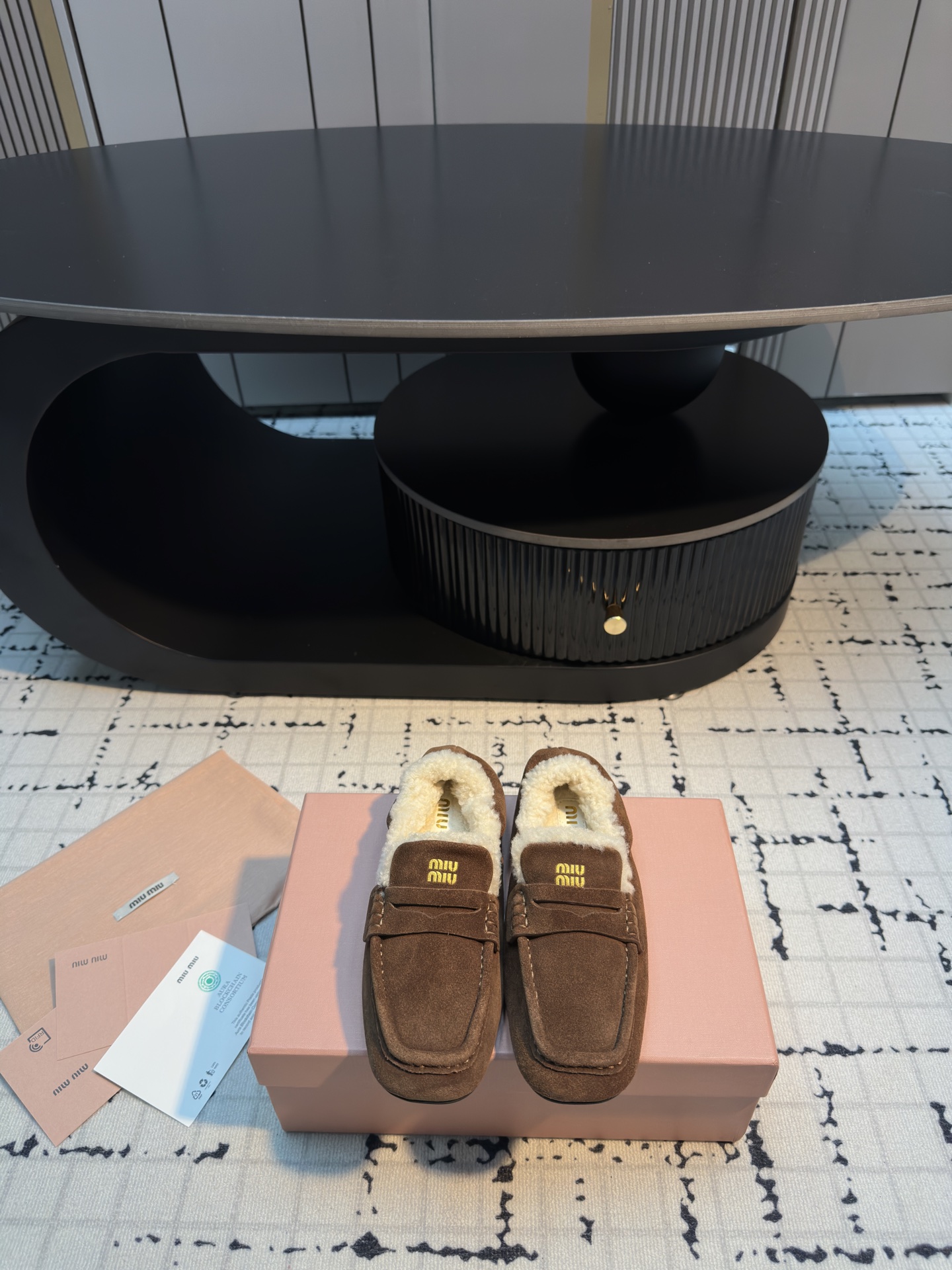 NO:483607,Miu Mi* 25ss show style Baotou mao fur loves shoes, full of version, no pressure in and out cabinet cabinet, so popular!  Popular fashion elements, miu logo high-end sense, casual matching in early autumn, invincible foot feeling, fashionable reincarnation miumiu leads the trend with the opening mode. Upper: cow velvet, inner: wool, outsole: rubber sole, size 35/40 (40 custom made, no return or replacement), loafers, fur shoes, miumiu, loafers19860909Miu Mi* 25ss秀款包头毛毛乐福鞋 十足对版 出入柜柜无压力 太火爆了！热门款时尚元素,miu logo高级感,早秋随意搭配, 脚感无敌,时尚的轮回miumiu以开挂模式引领潮流 鞋面:牛反绒 内里:羊毛 大底:橡胶底 码数35/40（40定做不退不换）,乐福鞋毛毛鞋,miumiu,loafers,Women's Shoes