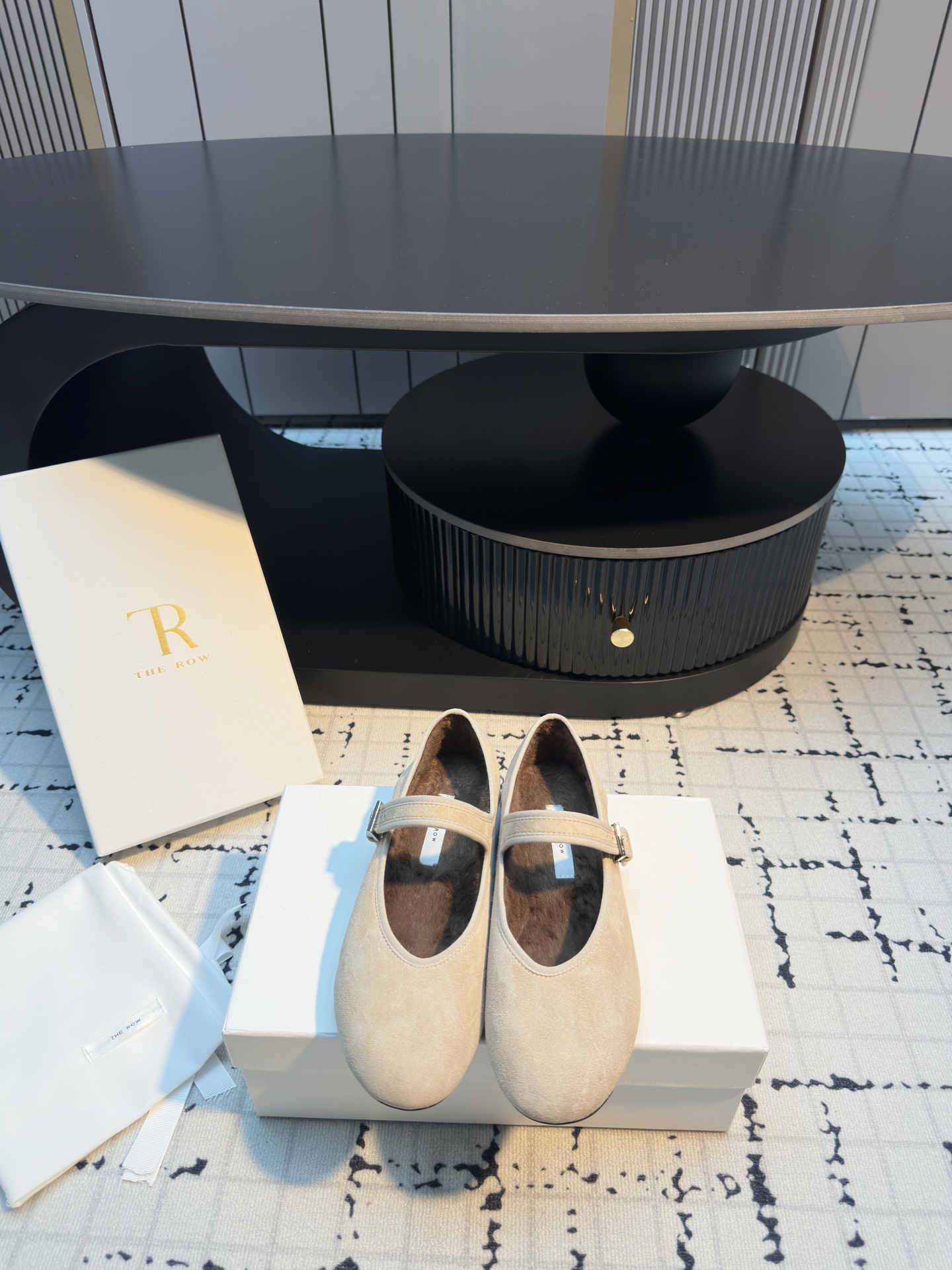 NO:483593,The Row 2025 autumn and winter new round-toe marie Mary Jane shoes is an extremely low-key and very high-end brand. It never needs to use exaggerated logos to show itself. Only the simplest lines and the most advanced materials are to tell everyone's uniqueness. There is always a magic that gives women independence and confidence temperament. This is the row. Today, this Mary Jane is closed directly and it has a very soft sole. The bun shoes are very comfortable and easy to wear. This single shoe is versatile all year round. The autumn and winter socks are very beautiful and full of girlishness!  Fat and thin feet can be worn without picking on the feet. Fabric sheepskin, inner lining, original leather outsole, size 35/41 (40.41 custom made, no return or replacement), fur shoes, Mary Jane, mary jane, sheepskin, Leather soles, socks19860909The Row 2025秋冬新款圆头毛里玛丽珍鞋 一个极其低调且又非常高级的品牌,从来不需要用浮夸的logo来彰显自己,只有最简约的线条和最高级的材质 来告诉大家独特之处,永远都有种赋予女性独立而自信气质的魔力这就是the row,今天这款玛丽珍直接闭眼入它鞋底非常柔软,包子鞋特别舒适好穿,这种单鞋一年四季都百搭,秋冬搭配袜子都很好看,少女感满满！胖瘦脚型都可以穿不挑脚 面料羊皮 内里玉狐绒毛里 大底原版真皮大底 码数35/41（40.41定做不退不换）,毛毛鞋玛丽珍,mary jane,sheepskin,Leather soles,socks,Women's Shoes