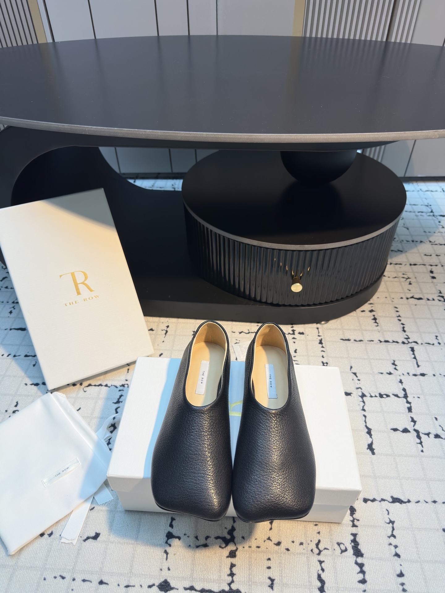 NO:483580,The row is a simple leather round head design with a slanted head loafer. The foot feel is really the most comfortable style I have ever worn in history, so soft!  The socks must take it away. It has a high-end and simple feeling, in fact, in addition to being beautiful, its comfort is really easy to wear so hard that it is reluctant to take it off!  Matched with jeans, suit pants, skirts without any incongruousness, original imported cowhide, soles, Italian leather outsole, size 35/41 (40.41 custom made, no return or replacement), loafers, skirts, jeans, business suit, cowhide, Leather soles19860909the row 真皮圆头简约设计感斜头乐福鞋 脚感真的是史上我穿过最最舒服的款式太柔软啦！磨脚星人一定要收了它 有一丢高级又简约的感觉其实除了好看以外它的舒适度真的是好穿到舍不得脱下来啦！搭配牛仔裤 西装裤 半身裙都毫无违和感 面料原版进口牛皮 鞋底意大利真皮大底 码数35/41（40.41定做不退不换）,乐福鞋,loafers,skirts,jeans,business suit,cowhide,Leather soles,Women's Shoes