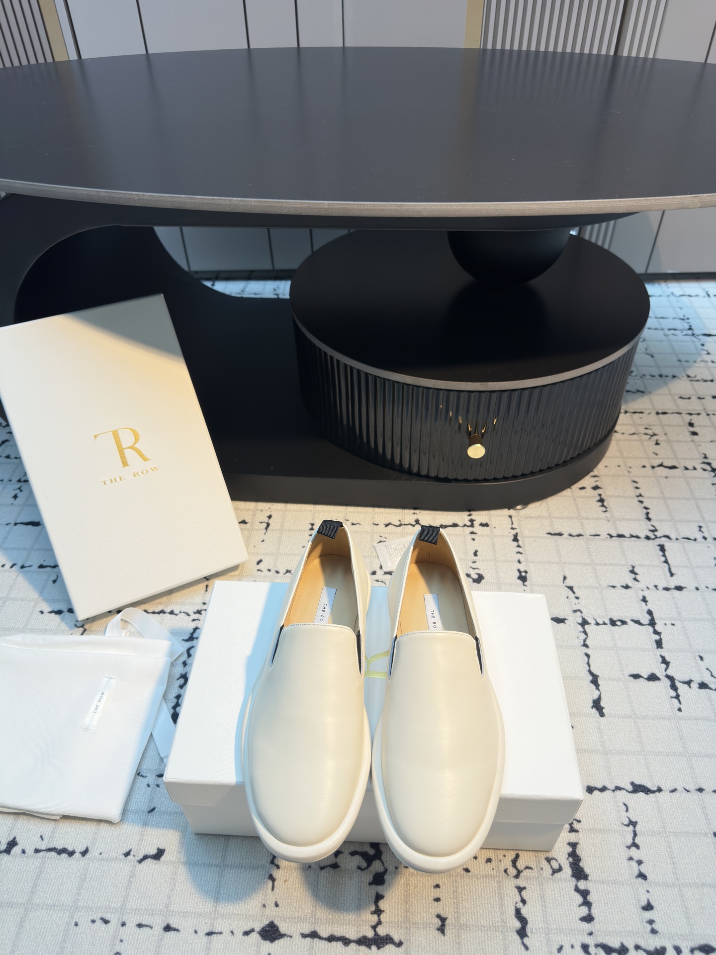 NO:483587,The row is a genuine leather round head with a simple loafer. The foot feel is really the most comfortable style I have ever worn in history, so soft!  The socks must take it away. It has a high-end and simple feeling, in fact, in addition to being beautiful, its comfort is really easy to wear so hard that it is reluctant to take it off!  Matched with jeans, suit pants, skirts without any incongruousness, original imported cowhide, soles, Italian leather outsole, size 35/41 (40.41 custom made, no return or replacement), loafers, skirts, jeans, business suit, cowhide, Leather soles19860909the row 真皮圆头简约一脚蹬乐福鞋 脚感真的是史上我穿过最最舒服的款式太柔软啦！磨脚星人一定要收了它 有一丢高级又简约的感觉其实除了好看以外它的舒适度真的是好穿到舍不得脱下来啦！搭配牛仔裤 西装裤 半身裙都毫无违和感 面料原版进口牛皮 鞋底意大利真皮大底 码数35/41（40.41定做不退不换）,乐福鞋,loafers,skirts,jeans,business suit,cowhide,Leather soles,Women's Shoes