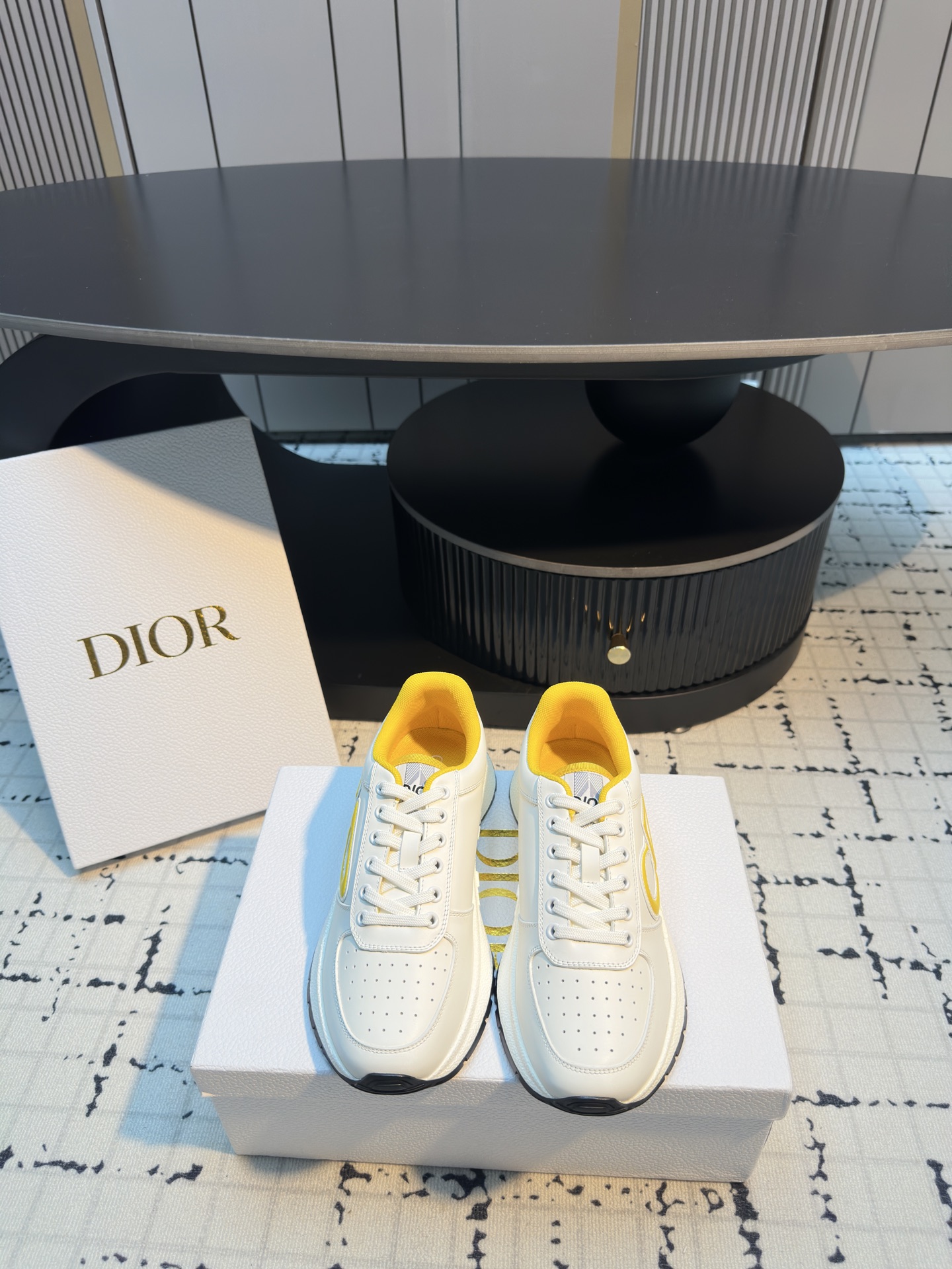 NO:483564,Dior | Dior 25 Autumn and Winter New Products Top Version The counter is mainly new CD couple sneakers, hard products are new, BS purchasing level!  Full of high-end feeling!  This is a popular model for bloggers at home and abroad. It is retro and fashionable and beautiful!  Official website main model★ Original custom calf leather upper lining: imported breathable net, original open mold TPU sole, women's model 35/41 (40.41 custom-made, no return or replacement) men's model 39/45 (39.45 custom-made, no return or replacement), casual shoes/sports, dior, dior, sneakers, cowhide19860909Dior | 迪奥 25 秋冬新品 顶级版本 专柜主打新款 CD情侣款运动鞋 硬货上新 BS代购级别！高级感十足！国内外博主刷爆的一款,复古又时髦 上脚美炸了！官网主推款★ 鞋面原版定制小牛皮 内里: 进口透气网里 大底原版开模TPU大底 女款35/41（40.41定做不退不换） 男款39/45（39.45定做不退不换）,休闲鞋/运动鞋,dior,dior,sneakers,cowhide,Women's Shoes