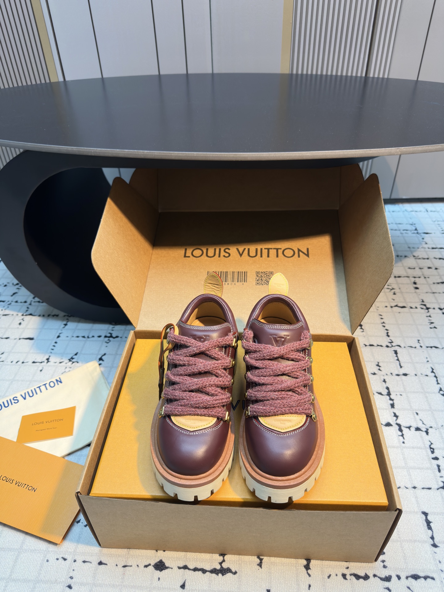 NO:482077,Louis vuiteeo* Louis Vuitton lace-up thick-soled loafers Latest couples, men and women, derby shoes This sponge cake thick-soled series is very exciting this year, wearing the best effect, and leading the fashion absolutely yyds!  Calfskin LV Remix derby draws inspiration from classic hiking boots, reimagines its proportions, and creates a stylish and avant-garde outsole. The upper combines thick laces and hooks engraved with letters. The details are taken from Louis Vuitton leather products, especially the natural leather rear label with letter canvas key bells and yellow stitching. The shoe uses a thick rubber outsole. Upper calfskin inner sheepskin sole original open mold TPU rubber outsole heel height 5cm women's 35/41 (40.41 custom-made not refund or exchange) men's 39/45 (39.45 custom-made not refund or exchange), loafers, louis vuitton, louis vuitton, louitton, louis vuitton, loafers, boots, cowhide, sheepskin19860909Louis vuiteeo* 路易威登系带 厚底乐福鞋 最新款情侣 男女款 德比鞋 这款松糕厚底系列今年非常爆,穿上**效果,和时尚的引领绝对的yyds！ 小牛皮LV Remix derby从经典登山靴中汲取灵感,重新构想其比例,打造出时尚前卫的轮廓. 鞋面结合了厚鞋带和刻有字母花的钩子,细节取自路易威登皮革制品,特别是字母帆布钥匙铃和黄色缝线的天然皮革后标签.这款鞋采用了厚实的橡胶外底. 鞋面小牛皮 内里羊皮 鞋底原版开模TPU橡胶大底 跟高5cm 女款35/41（40.41定做不退不换） 男款39/45（39.45定做不退不换）,乐福鞋,louis vuitton,louis vuitton,louis vuitton,loafers,boots,cowhide,sheepskin,Women's Shoes