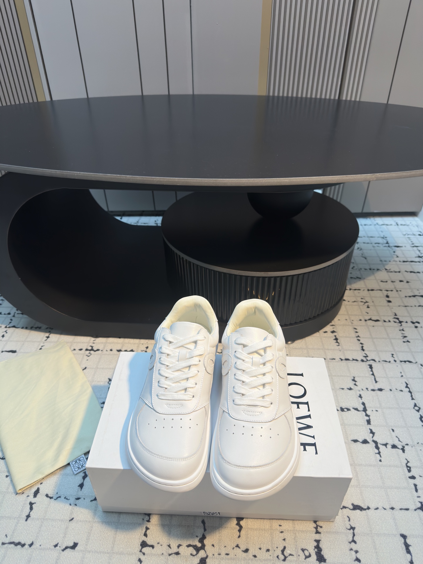 NO:482049,LOEWE 25ss autumn and winter couples new Jambo board shoes strap retro British style white shoes casual shoes high quality market original version purchased and developed, details are in place. This will be the first explosive version that triggered early autumn, worth owning. It has a unique fashion and trendy style. It is highly recommended to buy it. The shoe shape is excellent, the leather is soft and comfortable, it is very comfortable to wear, and it is easy to match. The upper imported cowhide inner sheepskin inner lining ZP one-to-one open mold sole women's 35/40 (40 custom-made not return or exchange) men's 40/45 (45 custom-made not return or exchange), casual shoes/sports shoes, loewe, loewe, sneakers, cowhide, sheepskin19860909LOEWE 罗意威 25ss秋冬 情侣款 新款Jambo板鞋绑带复古英伦风小白鞋休闲鞋 市场高品质 原版购入开发,细节处理到位.这将是引爆早秋的第一款爆版,值得拥有.独具时尚潮流领先风格,强烈推荐备货入手 鞋型韵味超赞,皮质柔软舒适度极高,上脚非常舒服而且又好搭配 鞋面进口头层牛皮 内里羊皮内里 大底ZP一比一开模大底 女款35/40（40定做不退不换） 男款40/45（45定做不退不换）,休闲鞋/运动鞋,loewe,loewe,sneakers,cowhide,sheepskin,Women's Shoes