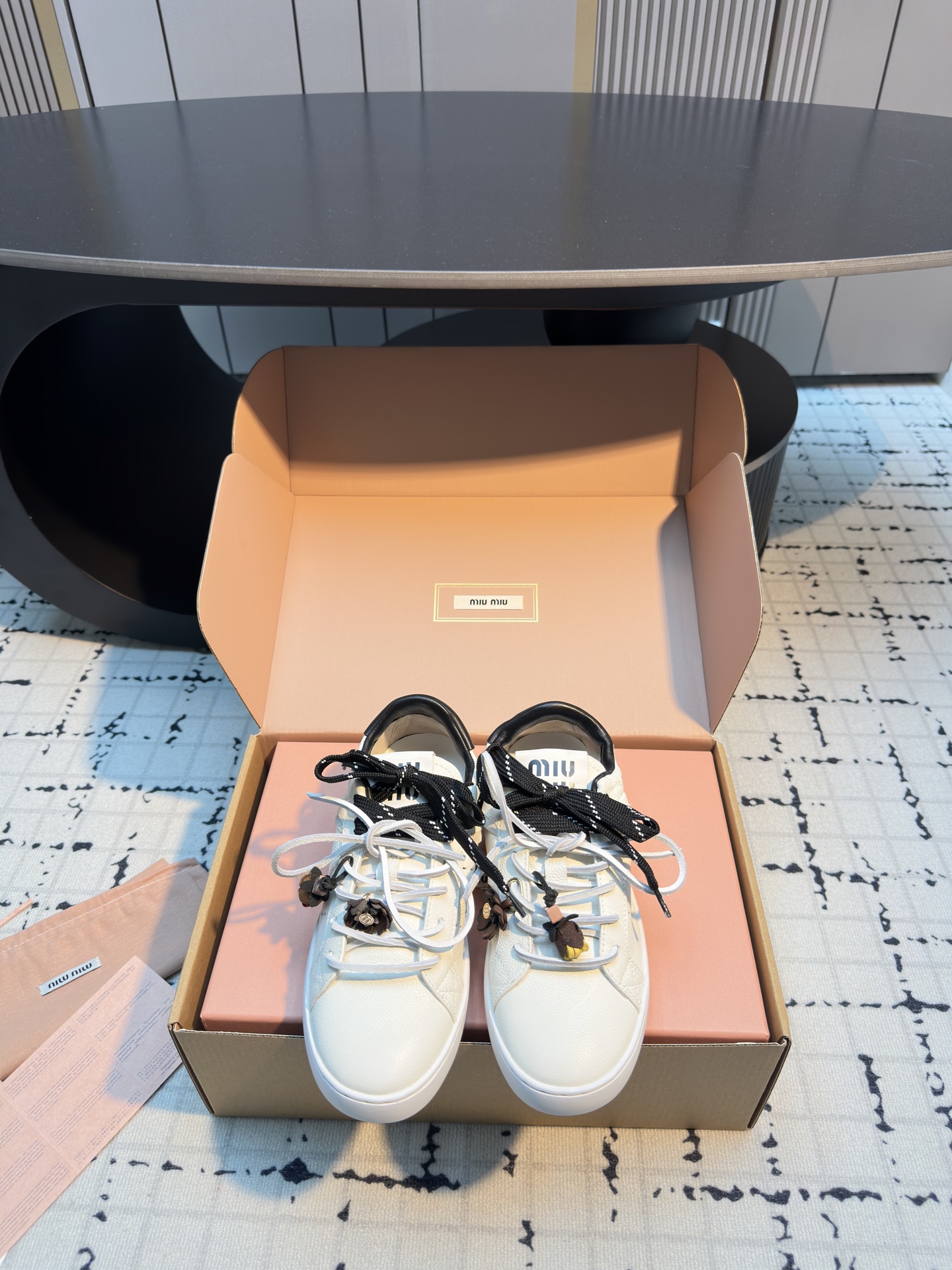 NO:482065,Miu Mi* 25ss Miu Mi* 25ss Miu Miu thin-soled biscuit base 25ss Spring and summer new British style lace-up white shoes Casual shoes Miu Miu Miu show suitable and unique color polishing technology comes from the details of the Miu Miu series. The trend elements of the new season are the first. The concept of love now, the multi-dimensional collision, conveys the modern style~ It looks good no matter how you wear it. This summer's fashionable girl's favorite looks not very comfortable. It is super comfortable to wear. Fabric cowhide inner sheepskin outsole rubber outsole size 35/40 (40 custom made without return or replacement), casual shoes/sports shoes, miumiu, sneakers, cowhide, sheepskin19860909Miu Mi* 25ss 缪缪薄底饼干底 25ss 春夏新款英伦风系带 小白鞋 休闲鞋 MiuMiu秀场适当独一无二的擦色工艺工艺来自Miu Miu系列的细节特写 新季的潮流要素一 此刻挚爱的概念,多元对撞,传达现代风格~ 怎么穿都好看今夏时髦精最爱 看起来不怎么舒服 上脚超级舒服 面料牛皮 内里羊皮 大底橡胶大底 码数35/40（40定做不退不换）,休闲鞋/运动鞋,miumiu,sneakers,cowhide,sheepskin,Women's Shoes