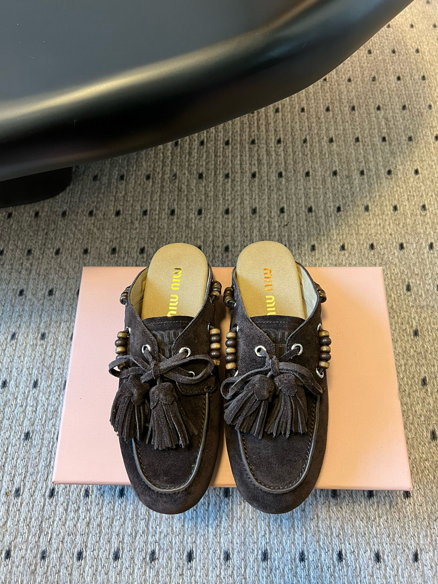 NO:482051,Miu Mi* 25FW deck shoes suede boat shoes miumiu's new deck shoes are too design-like, full of autumn and winter atmosphere, comfortable and fashionable, new autumn and winter suede kicks, playful lace-up tassels, retro dry color, grinding design inside makes the wear experience more high-end fabric buckle, double-sided velvet inside, rubber outsole size 35/41 (40.41 custom made without return or replacement), loafers semi-trailed, miumiu, loafers, chamois leather19860909Miu Mi* 25FW deck shoes 麂皮船鞋 miumiu家新款deck shoes也太有设计感了吧,秋冬氛围感拉满,舒适又时尚,秋冬新款麂皮一脚蹬,俏皮的系带流苏,复古的干异色系,内里磨毛的设计让穿着体验度更加高涨 面料牛反绒 内里双面绒 大底橡胶大底 码数35/41（40.41定做不退不换）,乐福鞋半拖,miumiu,loafers,chamois leather,Women's Shoes