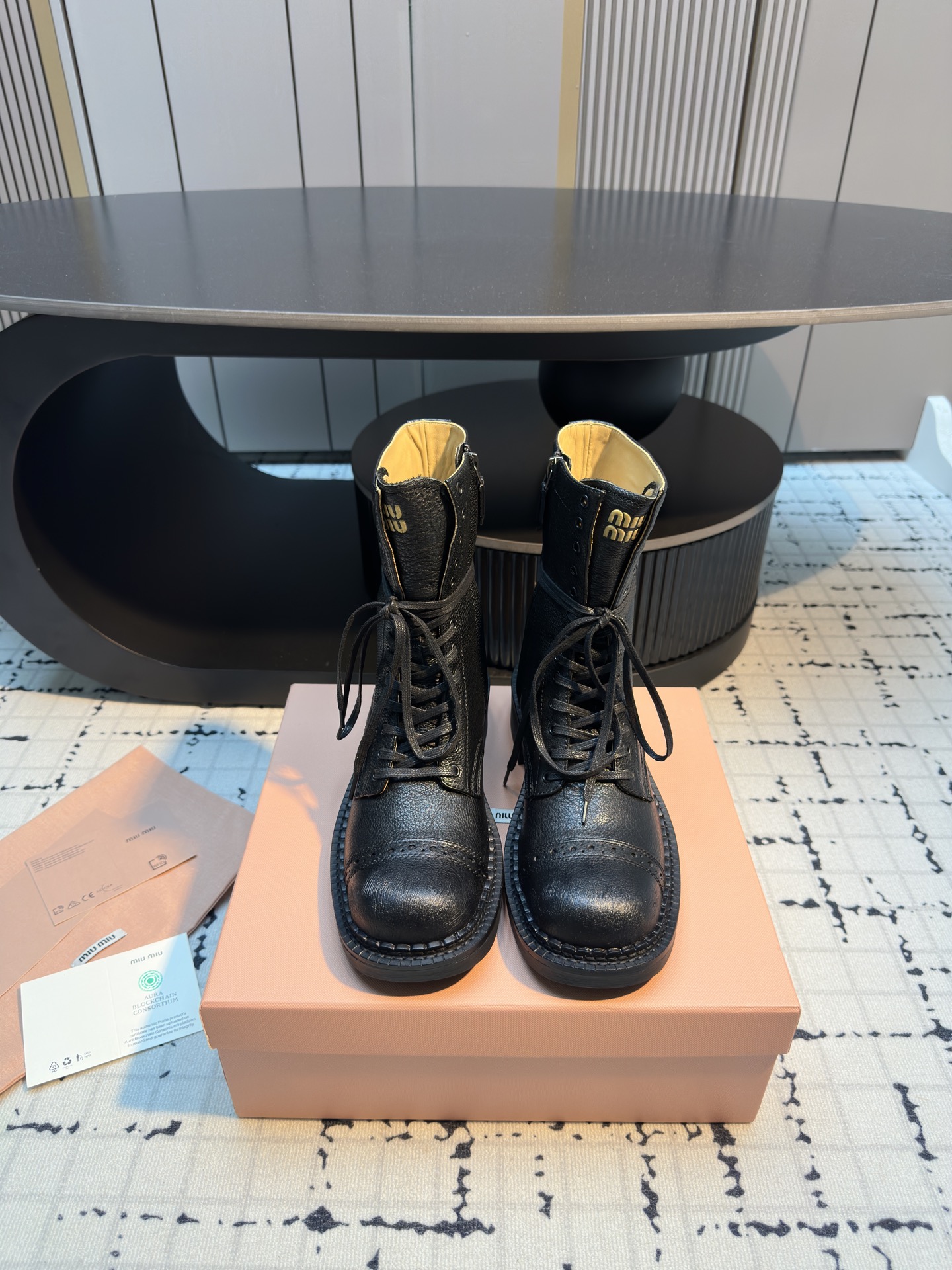 NO:483571,Miu Mi* 25 autumn and winter catwalk model, motorcycle style retro boots, upgraded!  marvelous!  We still have to do it in the old way!  The fastest version of the entire network is here!  This fall and winter are very popular!  Next is the rhythm of the stock outage!  The upgraded color is so old!  Cool and cool continues the popular style miu 25 autumn and winter show style, new short boots, classic motorcycle boots, handsome and modern upper, planted calfskin, super good texture, material: imported planted calfskin Inner: cowhide foot pad: cowhide outsole: original custom leather outsole Size: 35/40 (40 custom made without return or replacement), boots, miumiu, boots, cowhide, Leather soles19860909Miu Mi* 25秋冬走秀款 机车风复古短靴 升级啦！太棒了！Miu做旧这块还是得我们！全网对版 最快 最新的来啦！今年秋冬火爆了的！接下来就是妥妥断货节奏！升级了后的擦色做旧太有那味了！酷飒酷飒的 延续了爆款风格 miu 25秋冬秀款 短靴新品 经典机车靴造型,帅气摩登 鞋面 植糅小牛皮,质感超好 材质:进口植糅小牛皮 内里:牛皮 垫脚:牛皮 大底:原版定制真皮大底 码数:35/40（40定做不退不换）,靴子,miumiu,boots,cowhide,Leather soles,Women's Shoes