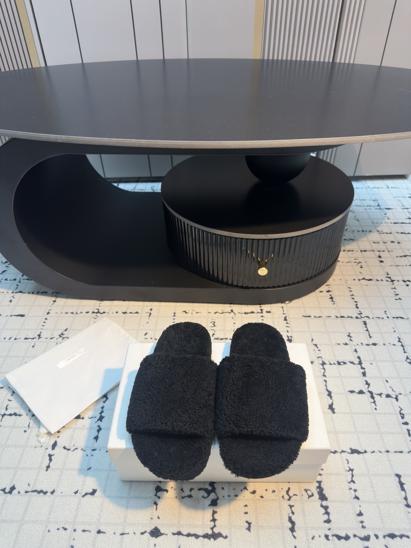 NO:483563,The Row Cute lamb wool slippers, fashionable and versatile casual trendy wool drag in autumn and winter, overseas purchasing version, popular one after another, in winter, you still need a pair of warm, fashionable and versatile wool slippers, which look good when you match it. In winter, you can also be beautiful with a pair of socks, and you can also go out beautifully. It feels as comfortable as the stepping on your feet. Q-elastic. The upper imported Australian lamb wool. The inner imported Australian lamb wool. The original mold-opening sole. The size is 35/40 (40 customized, no return or replacement). The fur shoes and slippers, slippers, socks19860909The Row 萌萌羊羔毛拖鞋 秋冬时尚百搭休闲潮流羊毛拖,海外代购版本,爆款一个接着一个,冬天 还是需要一双保暖时尚洋气百搭的羊毛拖鞋,随意搭配都好看,冬天搭配一双袜子 也能美美哒出街,上脚就像踩感一样非常舒适Q弹 鞋面进口澳洲羊羔毛 内里进口澳洲羊羔毛 大底原版开模大底 码数35/40（40定做不退不换）,毛毛鞋拖鞋,slippers,socks,Women's Shoes