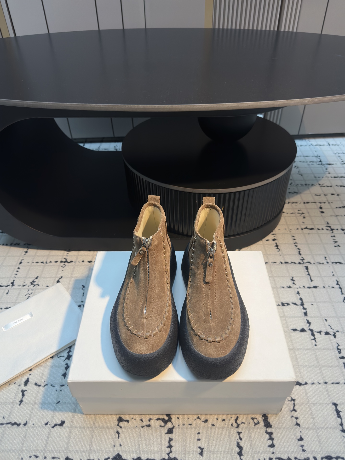 NO:483555,The row is the most comfortable style I have ever worn. It is so soft!  The socks must take it away. It has a high-end and simple feeling, in fact, in addition to being beautiful, its comfort is really easy to wear so hard that it is reluctant to take it off!  Match with jeans, suit pants, skirts are not inconsistent, imported suede fabric, inner sheepskin, sole TPU outsole, size 35/40 (40 custom made, no return or replacement), boots, boots, skirts, jeans, business suit, sheepskin, chamois leather19860909The row 圆头极简百搭拉链短靴 真的是史上我穿过最最舒服的款式太柔软啦！磨脚星人一定要收了它 有一丢高级又简约的感觉其实除了好看以外它的舒适度真的是好穿到舍不得脱下来啦！搭配牛仔裤 西装裤 半身裙都毫无违和感 面料进口麂皮面料 内里羊皮 鞋底TPU大底 码数35/40（40定做不退不换）,靴子,boots,skirts,jeans,business suit,sheepskin,chamois leather,Women's Shoes