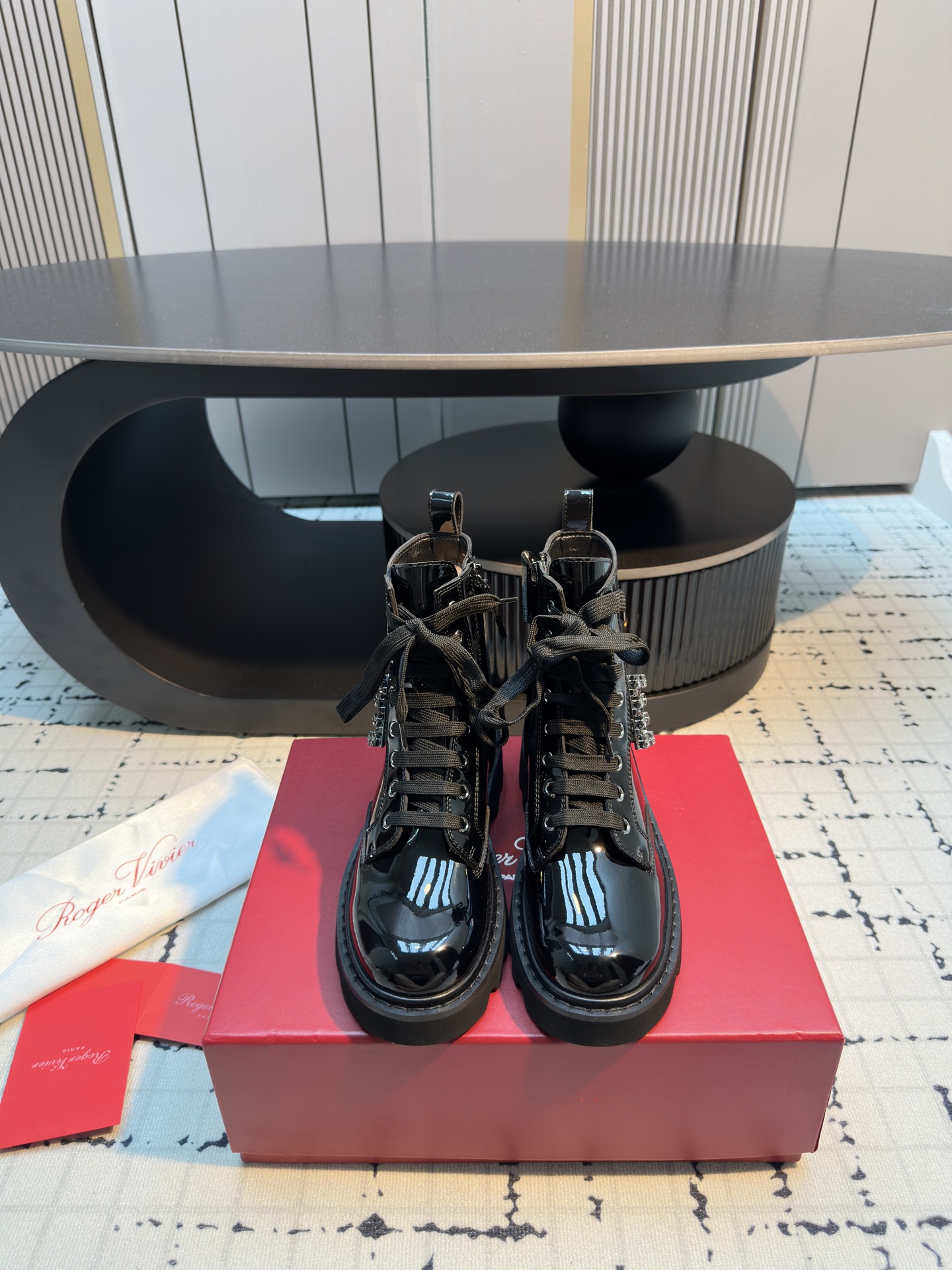 NO:483489,Roger Vivier/25 new autumn RV women's boots Viv Rangers square buckle Chelsea boots!  Trading company order!  The top texture + classic shoe shape, I can guarantee that it will be the boots you always want to wear in daily life. The shoe cabinet is evergreen. You have to admit that she is very awesome and looks good. The most popular Chelsea short boots in the fashion industry in the past two years. Viv’ Rangers is listed. The square buckle Chelsea, known as the 'fighter in big-name boots', is called 'a fighter in big-name boots'. No matter what your figure or what style it matches, it has a power that makes every girl wearing it have her own different STYLE. You can flip through Xiaohongshu, suits, skirts, and denims. No matter how you wear it, it is not inconsistent!  There are low-key metal square buckles, and blingbling diamond square buckles, which are simple and elegant, and are a good choice for daily life or formal occasions. The leather of the shoe is the key! The upper is made of suede imported from Italy. It is a high-end top-layer leather. It looks very expensive and is also very durable. Pay attention to the texture you take casually. What you see is what you get!  It is high-end and elegant to wear, and is more durable, and is low-key and luxurious.  I want to praise the boot shape ten thousand times!  This toe really makes a soul, and it is very delicate and realistic, far more advanced than the photos!  The shoe body has a strong curvature, is moderately retracted, and likes the closed eyes that are closed with temperament. The upper is imported suede/calf leather with shiny Swarovski rhinestone square buckle/flat buckle. The inner imported mixed-bred sheepskin. The sole is not slippery. The cylinder height is 16cm. The heel height is 4.5cm. The size is 35/40 (40 custom-made, no return or replacement). Boots, roger vivier, boots, skirts, business suit, cowhide, sheepskin, chamois leather19860909Roger Vivier/25秋季新款RV女靴Viv Rangers方扣切尔西靴！贸易公司订单！顶配的质感＋经典的鞋型,敢保证会是你日常一直想要穿的靴子,鞋柜常青 你不得不承认,她就是很牛逼,就是好看这两年时尚界最火的一款切尔西短靴,Viv‘ Rangers在列,被称为“大牌靴子里战斗机”的方扣切尔西,不管身材如何,无论搭配什么风格,它有一种力量,让每个穿上它的姑娘都有自己不同的STYLE.小红书大家可以翻翻,西装,裙子,牛仔,无论你怎么穿,竟然都不违和！ 有低调的金属方扣款,也有blingbling的镶钻方扣款,简单优雅,不管是日常生活还是正式场合,都是很好的选择.鞋的皮质是重点!鞋面采用意大利进口麂皮 是一种高档头层皮料.看起来就很贵的样子,也很耐穿,注意看随手拍出来的质感,所见即所得！穿起来高档大气.也更耐穿,是低调又带着奢华的高贵．还靴型想夸一万遍！ 这个鞋头真的做出了灵魂,很秀气实物远远比照片更高级！鞋身曲线感很强,收放有度,喜欢气质挂的闭眼入 鞋面进口麂皮/小牛皮 配闪亮施华洛水钻方扣/平扣 内里进口混种羊皮 大底防滑大底 筒高16cm 跟高4.5cm 码数35/40（40定做不退不换）,靴子,roger vivier,boots,skirts,business suit,cowhide,sheepskin,chamois leather,Women's Shoes