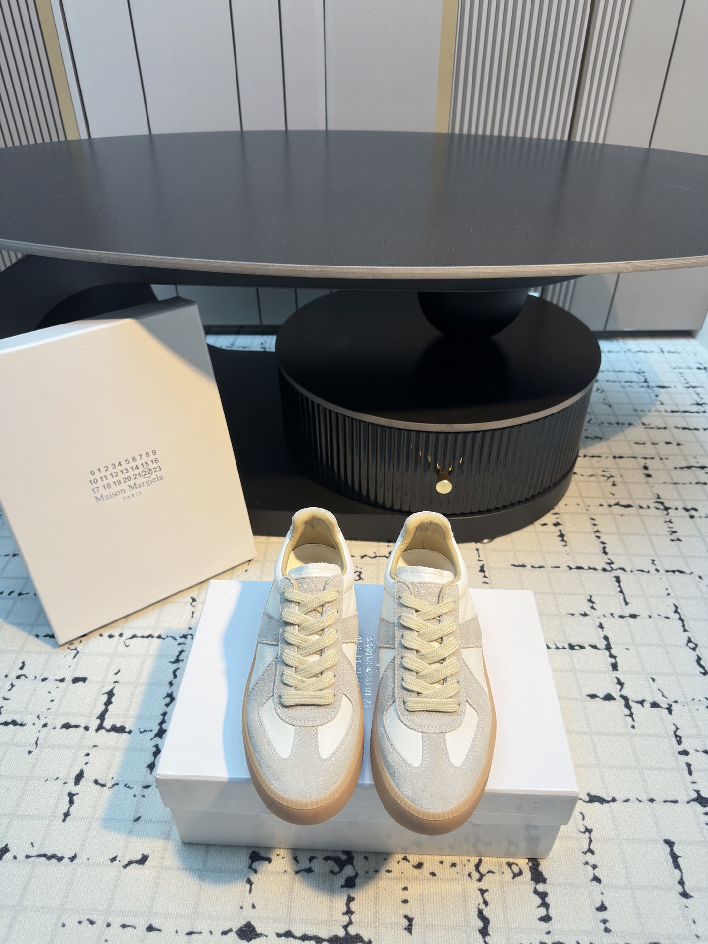 NO:534673,Maison Margiela* 25AW New thick-soled German training shoes mm6 thick-soled German training shoes are here. It's too fashionable. The tone is soft and high-end. The thick-soled design quietly increases the height and makes the legs look thin. Whether it is casual or light retro style, it can unlock a casual and eye-catching look with one click~ Paired with Majra's newly released thick-soled German training, while directly increasing the proportion, it also adds a little vitality to the original mature old style. Don't look at the thick soles, the shoes are unexpectedly light. You won't be tired when sailing in the city all day. Upper cowhide/Niujing inner sheepskin. Original open-soled large soles. Thick soles 3cm. Size 35/40 (40 custom-made, no return or replacement), casual shoes/sports shoes, masion margiela,masion margiela,sneakers,cowhide,sheepskin19860909Maison Margiela* 25AW 新品厚底德训鞋  mm6厚底德训鞋来啦 太戳时髦点了 色调柔和又高级 厚底设计悄悄增高还特显腿细 不管搭休闲装还是轻复古风 都能一键解锁随性又亮眼的造型～ 搭配马吉拉新出的厚底德训,让我直接比例拉高的同时,也给原本成熟的老钱风增加一丝活力,别看鞋底厚厚的,鞋子意外的轻 在城市里航行一整天也不累 鞋面牛皮/牛京 内里羊皮 大底原版开模大底 厚底3cm 码数35/40（40定做不退不换）,休闲鞋/运动鞋,masion margiela,masion margiela,sneakers,cowhide,sheepskin,Women's Shoes