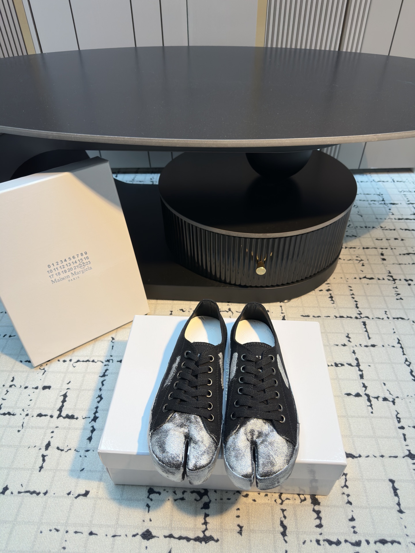 NO:761201,||Margiela split-toe canvas white shoes. Split-toe shoes are so handsome~full of trend~very fashionable and handsome~the simpler, the more advanced~you can't get tired of it for a long time~it is invincible and versatile~commuting and shopping~it can be worn casually and is very high-end~the rate of return is amazing... Women's model 35/41 (40.41 customized, non-refundable and non-exchangeable) Men's model 39/45 (45, custom-made, non-refundable and non-exchangeable), casual shoes/sports shoes, masion  margiela,sneakers19860909||马吉拉分趾帆布小白鞋 分趾鞋帅气到炸裂～潮味十足～非常时髦帅气～越简单越高级～久看不厌～上脚无敌百搭～通勤逛街～随便穿搭就很高级～回头率爆表…… 女款35/41（40.41定做不退不换） 男款39/45（45定做不退不换）,休闲鞋/运动鞋,masion margiela,sneakers,Women's Shoes