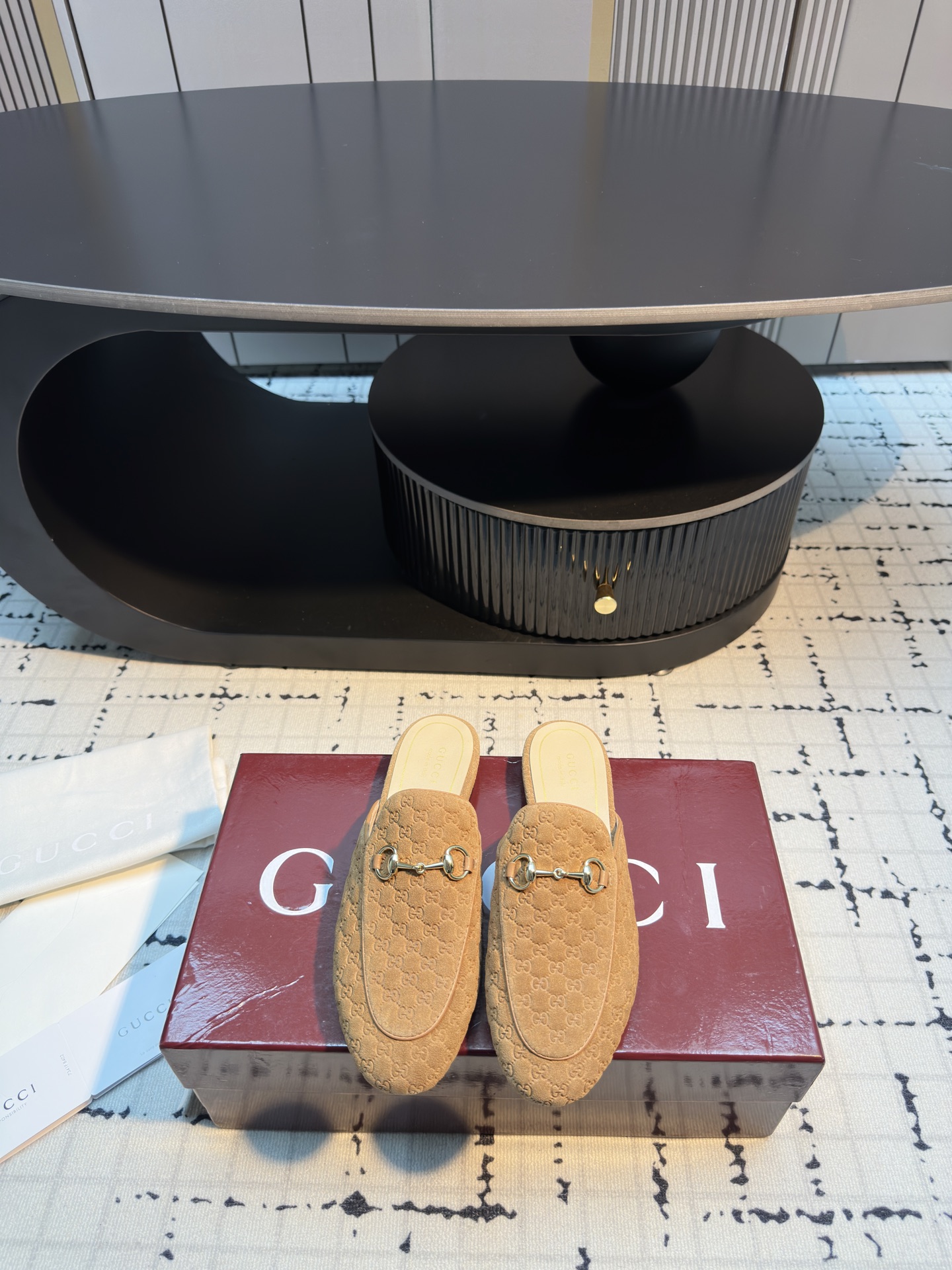 NO:534716,*|Guchima horse buckle mules~1000 years of time lazy half-support shoes, half-scroll loafers~ simple and elegant~ very pleasing~ to achieve the original foot feeling, it has been put in a lot of effort on the last to achieve the original foot feeling~ it is very comfortable to wear, no feet scratching, no feet stuck, daily travel~ commuting versatile ~ wear barefoot or match mid-tube socks with skirts and pants, all full of high-end versatility ~ The king of high-end versatility 34/42 (34.40.41.42 Customized, no return or exchange), semi-drag, loafers, skirts19860909*|古奇马衔扣穆勒鞋～万年不过时懒人半托鞋 半拖乐福鞋～简约又大气～非常耐看～为达到原版脚感在楦头上没少下功夫～上脚非常舒适～完全不磨脚不卡脚～日常出行～通勤百搭～光脚穿或搭配中筒袜 配裙子 裤子 都是满满高级感～高级百搭之王 码数34/42（34.40.41.42定做不退不换）,半拖,loafers,skirts,Women's Shoes