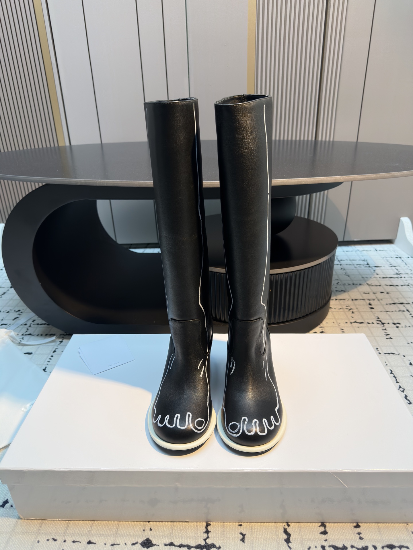 NO:534704,The row minimalist ceiling round head design high boots. The designer uses hand-painted foot shape as a pen to design the pattern pioneer. Inject strong artistic tension into the shoes. Describes a niche sense of high quality. Achievements are not defined. Each pair is an artwork (the pattern is hand-painted and irregular) The foot is super comfortable and super pedicure. The upper is made of original head layer calfskin, inner sheepskin, height 16 inches. Outsole imported from Italy. Size 35/41 (40.41 custom made without return or replacement), boots, boots, cowhide, sheepskin, Leather soles19860909The row极简天花板圆头设计感高靴 设计师以手绘足型为笔 图案先锋设计 为鞋子注入强烈的艺术张力 演绎小众高级感 成就不被定义 每一双都是艺术孤品（图案手工绘制 会有不规则情况） 上脚超舒服超修脚 鞋面采用原版头层小牛皮 内里羊皮 高度16寸 大底意大利进口真皮大底 码数35/41（40.41定做不退不换）,靴子,boots,cowhide,sheepskin,Leather soles,Women's Shoes