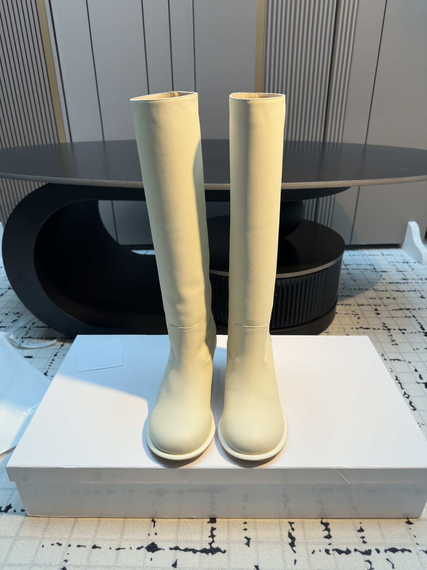 NO:534708,The row minimalist ceiling round-toe design high boots. The overall shoe shape is very good and the texture is excellent. The neutral and handsome style is very good. The shoes are also super light in weight. They can be matched from now on until late winter. The feet are super comfortable and super pedicure. The upper is made of original top layer calfskin, inner sheepskin. Height 16 inches. Outsole imported from Italy. The size is 35/41 (customized for 40.41, no return or replacement), boots, boots, cowhide, sheepskin, Leather soles19860909The row极简天花板圆头设计感高靴 整体鞋型很好看,质感一绝 中性帅气版型很好看 鞋子本身自重也超轻的 可以从现在开始一直搭配到深冬 上脚超舒服超修脚 鞋面采用原版头层小牛皮, 内里羊皮 高度16寸 大底意大利进口真皮大底 码数35/41（40.41定做不退不换）,靴子,boots,cowhide,sheepskin,Leather soles,Women's Shoes