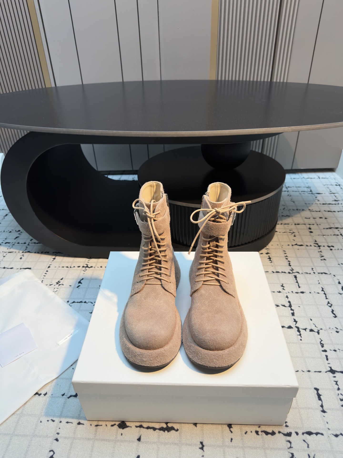 NO:534700,The Row classic retro round toe thick-soled lace-up boots outline the silence of high-end in a minimalist posture, becoming a tacit understanding for those who understand the texture. The round toe design is a gentle footnote and is suitable for every foot type. The boots are neatly wrapped around the ankle. The lines extend from the toe to the boot mouth. There is no unnecessary decoration but it has a sculptural outline. This is the iconic aesthetic of The Row. It is the 'universal match' in the wardrobe. The fabric is made of original custom leather. The inner foot pads are all lambskin. The original mold-open custom anti-slip sole. The size 35/41 (40.41 custom-made without return or replacement), boots, boots, sheepskin.19860909The Row经典复古圆头厚底系带短靴 以极简之姿勾勒出静默的高级感 成为懂质感者的足下默契. 圆头设计是温柔的注脚 适合每种脚型 短靴筒利落包裹脚踝 线条从鞋头延伸至靴口 没有多余装饰却自带雕塑般的轮廓感—— 这正是The Row的标志性美学 它是衣橱里的“万能搭” 面料采用原版定制皮料 内里垫脚均为小羊皮 原版开模定制防滑大底 码数35/41（40.41定做不退不换）,靴子,boots,sheepskin,Women's Shoes