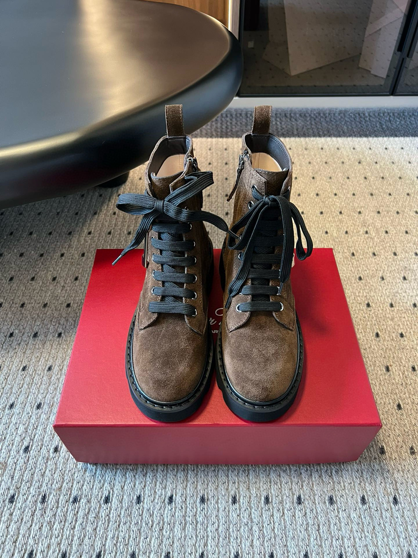 NO:534688,Roger Vivie* 25ss New Cool Martin Boots Who knows the power of RV new motorcycle boots!  The metal square buckle is a noble code, made of delicate and soft calf leather, with zippers on the inside, rubber anti-slip thick sole, embellished with the iconic metal buckle, easily adding personal details to any shape. The thick-soled motorcycle style is the cool street style, blending 'noble + cool sausage' into a unique style. When you wear it, you will walk with the aura of 'I'm very expensive but very good at playing'. Luxury brand players must enter~ Cowhide upper, inner sheepskin, large sole IP foam sole, size 35/40 (40 custom made, no return or replacement), boots, roger vivier, boots, cowhide, sheepskin19860909Roger Vivie* 25ss 新款酷飒马丁靴 谁懂 RV 新款机车靴的厉害！金属方扣是贵气暗号,由细腻柔软的小牛皮制成,内侧设有拉链,橡胶防滑厚底,点缀标志性金属饰扣,轻松为任意造型增添个性细节. 厚底机车风是街头酷飒,把“贵气＋酷飒”融成独一份风格,穿上它,走路都带“我很贵但超会玩”的气场,奢牌玩家必入～ 鞋面牛皮 内里羊皮 大底IP发泡底 码数35/40（40定做不退不换）,靴子,roger vivier,boots,cowhide,sheepskin,Women's Shoes