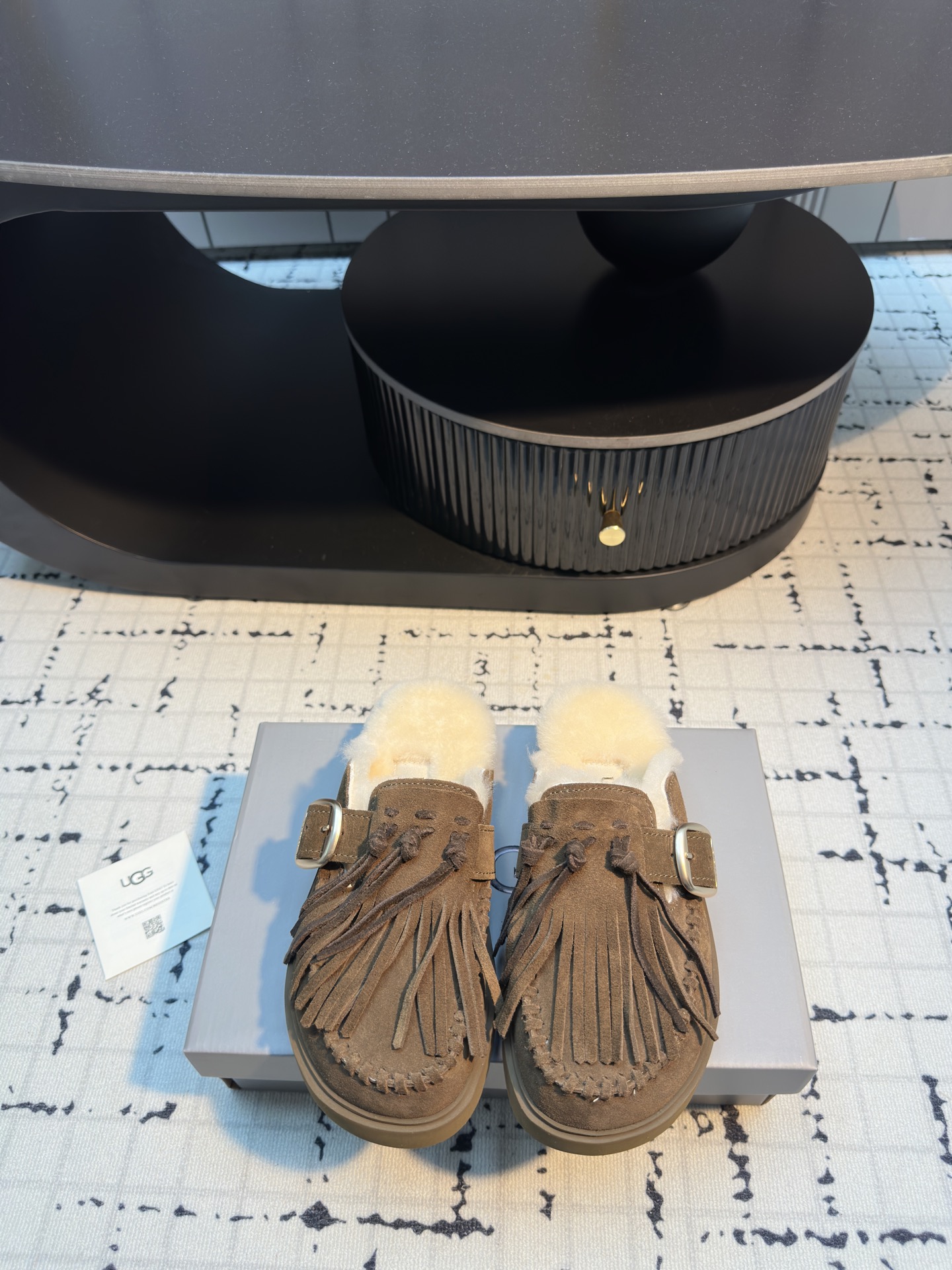 NO:512265,UG* Thick-soled Snow Boots Spoilers are coming. I can't help but spoilers. Seeing that various versions of the market are flying all over the sky, the exclusive customized combination of color-opening molds will be shipped soon... This ugg thick-soled short nude boot is not authentic, the material is wool wool. As the name suggests, basically all uggs in the market are made of fur, because it is easy to produce the output by making bag shoes directly, and the cost is relatively low, so it is quick to make it!  But the disadvantage is that the shoes are very easy to deform. If they are worn every day within a week, they will be severely deformed. This genuine ugg is made of fashion shoes. The material of cow velvet fits wool is used to pack it in a full set, and then cover the shoes, which involves many processes. You need to add a toe toe, then set the cloth, and then go through the 'bubble machine' to perform the subdivided processes of upper shaping, so the finished shoes are not easy to deform!  Our ugg is completely based on the genuine material process and can be compared at will~ Code number 35/40 (40 custom made without return or replacement), semi-dragged fur shoes, boots19860909UG* 厚底雪地靴剧透来了 忍不住要剧透一下,看到市场各种版本满天飞,独家定制对色开模的组合底马上就要出货了……这款ugg厚底短款裸靴,正品并不是皮毛一体的,材料是牛绒贴合编织羊毛 顾名思义,基本市场所有ugg都是用皮毛一体来做,因为那样直接做套包鞋容易出产量,而且成本比较低,做起来又快！ 但是弊端是鞋子非常容易变形走样,如果天天穿没一周就严重变形 正品这款ugg是用做时装鞋 的做法去做,牛绒贴合羊毛的材料拿来全套包,再蒙鞋,牵扯到很多工序,要加鞋头港宝,然后定型布,再经过“馒头机”进行鞋面定型这些细分的工序,所以成品鞋不易变形！我们家的ugg完全按照正品材质工艺流程进行,可随意对比~ 码数35/40（40定做不退不换）,半拖毛毛鞋,boots,Women's Shoes