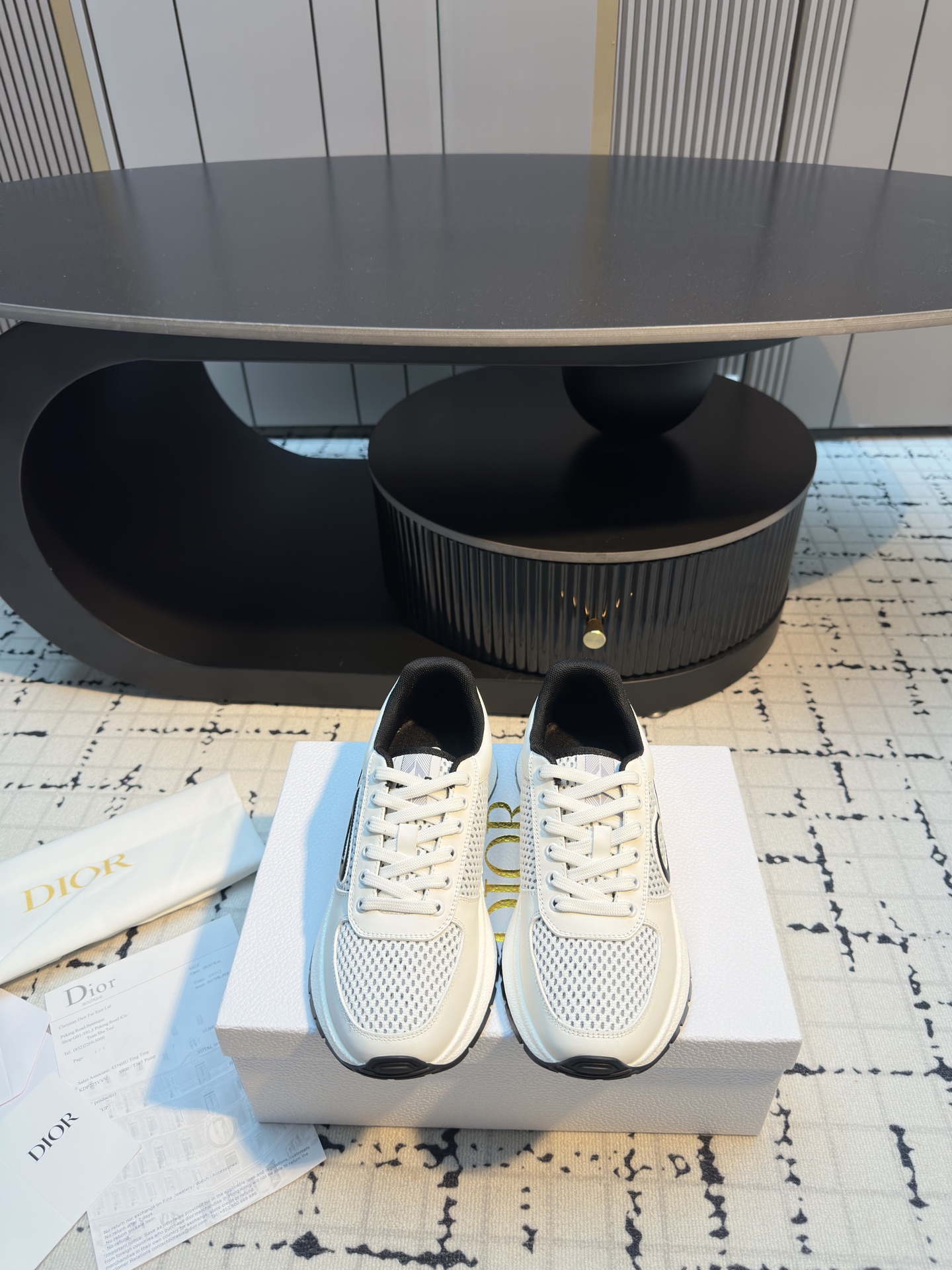 NO:512293,Dior | Dior 25 Autumn and Winter New Products Top Version The counter is mainly new CD couple sneakers, hard products are new, BS purchasing level!  Full of high-end feeling!  This is a popular model for bloggers at home and abroad. It is retro and fashionable and beautiful!  Official website main model★ Original custom calf leather upper lining: imported breathable net, original open mold TPU sole, women's model 35/41 (40.41 custom-made, no return or replacement) men's model 39/45 (39.45 custom-made, no return or replacement), casual shoes/sports, dior, dior, sneakers, cowhide19860909Dior | 迪奥 25 秋冬新品 顶级版本 专柜主打新款 CD情侣款运动鞋 硬货上新 BS代购级别！高级感十足！国内外博主刷爆的一款,复古又时髦 上脚美炸了！官网主推款★ 鞋面原版定制小牛皮 内里: 进口透气网里 大底原版开模TPU大底 女款35/41（40.41定做不退不换） 男款39/45（39.45定做不退不换）,休闲鞋/运动鞋,dior,dior,sneakers,cowhide,Women's Shoes