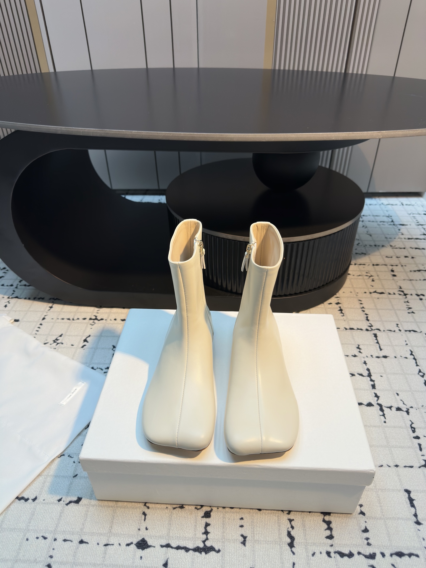 NO:512283,2025 Autumn and Winter Release THE ROW Trendy Design Short Boots Don't follow the trend, just define the trend!  Sheepskin texture wraps your feet, the oblique square head design subverts mediocrity, and the round heel blessings comfort and style. This pair of short boots is the most designed fashion weapon in your shoe cabinet, making every outfit an eye-catching scene. Upper sheepskin, suede, inner sheepskin, heel height 2cm, imported genuine leather sole, size 35/41 (40.41 custom made without return or replacement), boots, boots, sheepskin, chamois leather198609092025秋冬发布 THE ROW 潮品设计感短靴 不随波逐流,只定义潮流！羊皮质感包裹双脚,斜方头设计颠覆平庸,圆跟加持舒适与格调.这双短靴,是你鞋柜里最具设计感的时尚武器,让每一次穿搭都成为吸睛现场. 鞋面羊皮、麂皮 内里羊皮 跟高2cm 大底进口真皮底 码数35/41（40.41定做不退不换）,靴子,boots,sheepskin,chamois leather,Women's Shoes