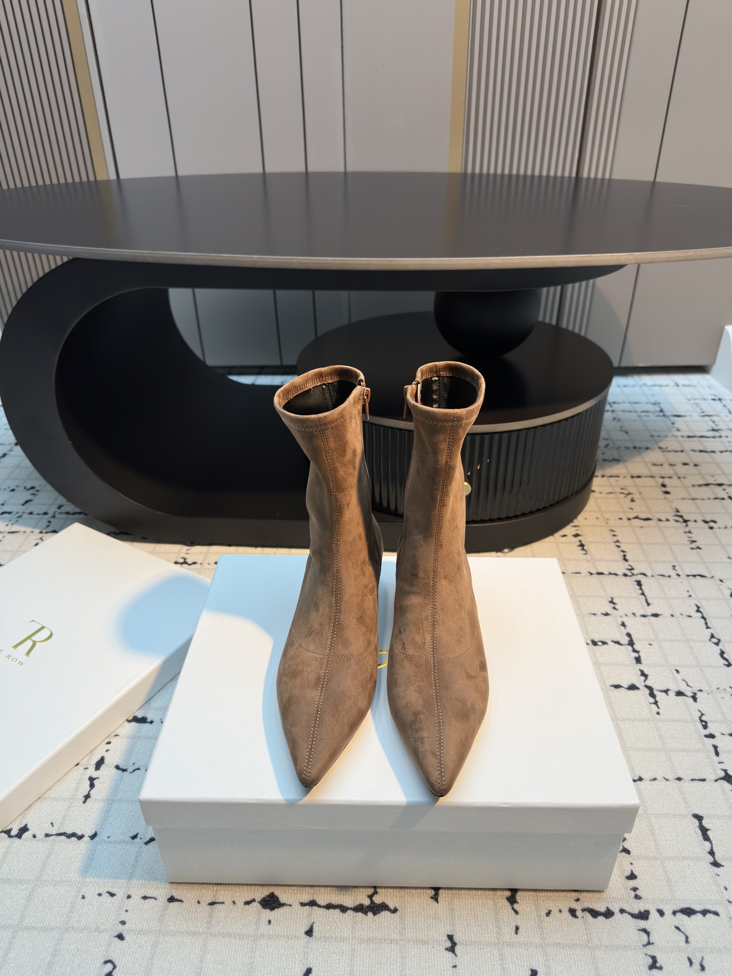 NO:512263,The row 2025 autumn and winter new thin heel pointed toe side zipper boots The row has never lost in creating a sense of high quality. A pair of simple, capable, low-key and fashionable boots without bright colors and complicated designs. Just a 3cm small thin heel and neat and fashionable pointed toe design can be fully opened, full of high quality. Imported fabric Lycra elastic fabric, large soles, leather soles, heel height 3cm, size 35/40 (40 custom made without return or exchange), boots, boots, Leather soles19860909The row 2025秋冬新款细跟尖头侧拉链短靴 The row在打造高级感这点从来就没输过 一双简约干练、低调时髦的靴子 没有鲜艳的色彩和繁杂的设计 仅凭3cm的小细跟和利落时髦气质的尖头设计就能气场全开,高级感十足 面料进口莱卡弹力布 大底真皮大底 跟高3cm 码数35/40（40定做不退不换）,靴子,boots,Leather soles,Women's Shoes