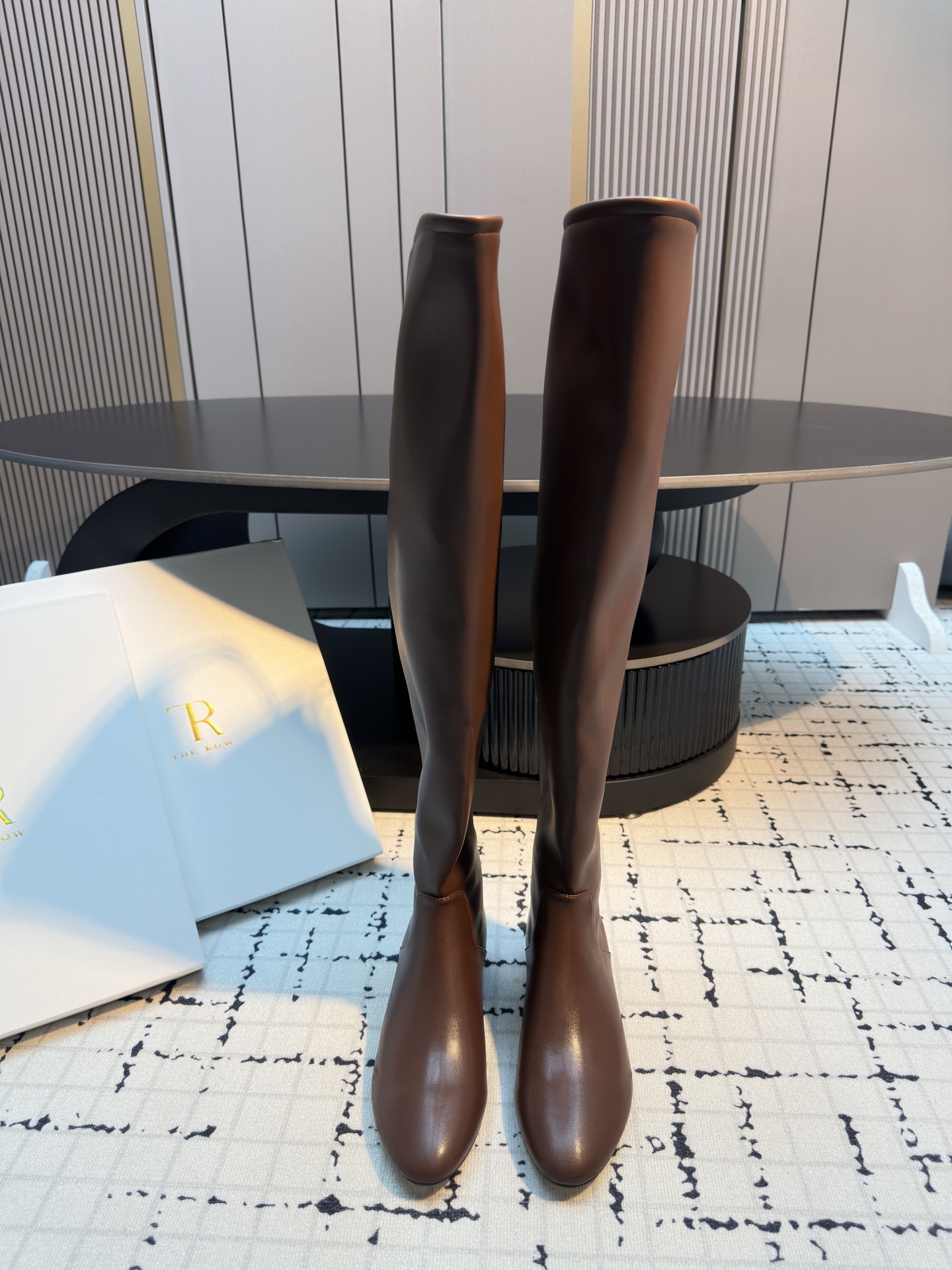 NO:512270,The row 2025 autumn and winter new over-knee elastic boots The row has never lost the sense of high-end creation. A pair of simple, capable, low-key and fashionable boots without bright colors and complicated designs. Just a 3cm small heel and neat and fashionable pointed-toe design can fully open the aura and have a full sense of high-end. Imported pu leather fabric, large soles, genuine leather, large soles (40 custom made, no return or replacement), boots, boots, Leather soles19860909The row 2025秋冬新款过膝弹力靴 The row在打造高级感这点从来就没输过 一双简约干练、低调时髦的靴子 没有鲜艳的色彩和繁杂的设计 仅凭3cm的小细跟和利落时髦气质的尖头设计就能气场全开,高级感十足 面料进口pu皮 大底真皮大底 码数35/40（40定做不退不换）,靴子,boots,Leather soles,Women's Shoes