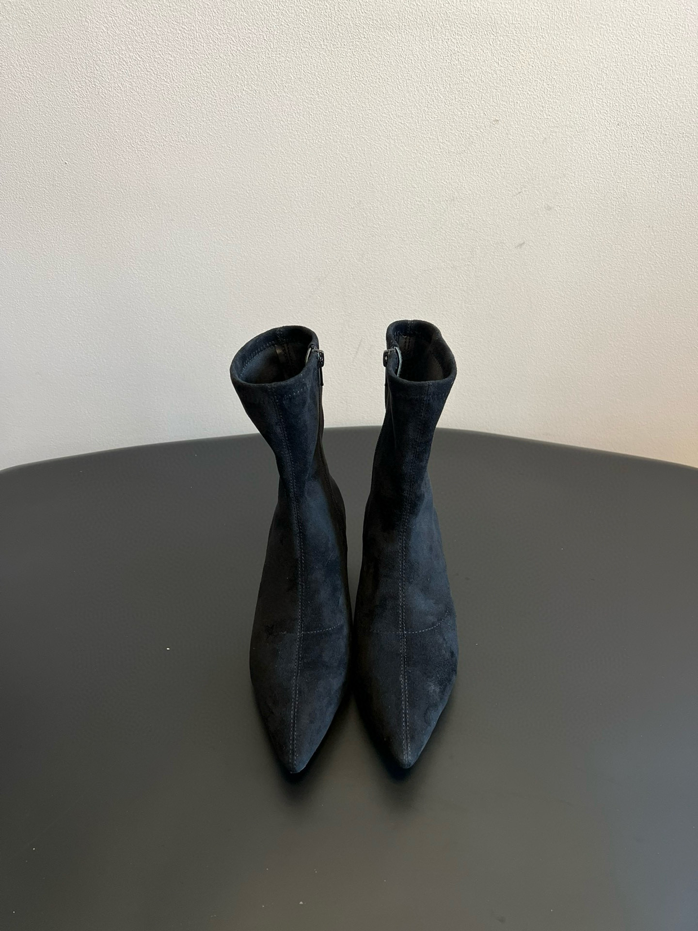 NO:512273,The row's new cat heel boots are made of suede-like material and have a delicate texture. The boots are slim short-tube design, with zippers on the sides, which are easy to put on and off, and can fit the ankle lines well. The toe adds a sense of sophistication to the pointed toe shape; it is matched with a fine heel design to enhance the overall elegance and feminine charm. It can be matched with black leggings or leather skirts, and a suit jacket on the upper body to create a capable workplace style; it can also be matched with a black velvet dress to show a retro and elegant dinner style. The upper elastic cloth inner sheepskin outsole leather outsole size 35/40 (40 custom made without return or replacement), boots, boots, skirts, jackets & coats, business suit, sheepskin, chamois leather, Leather soles19860909The row 新款猫跟短靴 采用类似麂皮的材质,质感细腻.靴型是修身的短筒设计,侧边有拉链,方便穿脱,能很好地贴合脚踝线条.鞋头为尖头造型,增添了精致感；搭配细跟设计,提升了整体的优雅度与女性魅力. 可搭配黑色紧身裤或皮质半裙,上身搭配西装外套,打造干练的职场风；也能与黑色丝绒连衣裙搭配,展现复古优雅的晚宴风格. 鞋面弹力布 内里羊皮 大底真皮大底 码数35/40（40定做不退不换）,靴子,boots,skirts,jackets & coats,business suit,sheepskin,chamois leather,Leather soles,Women's Shoes