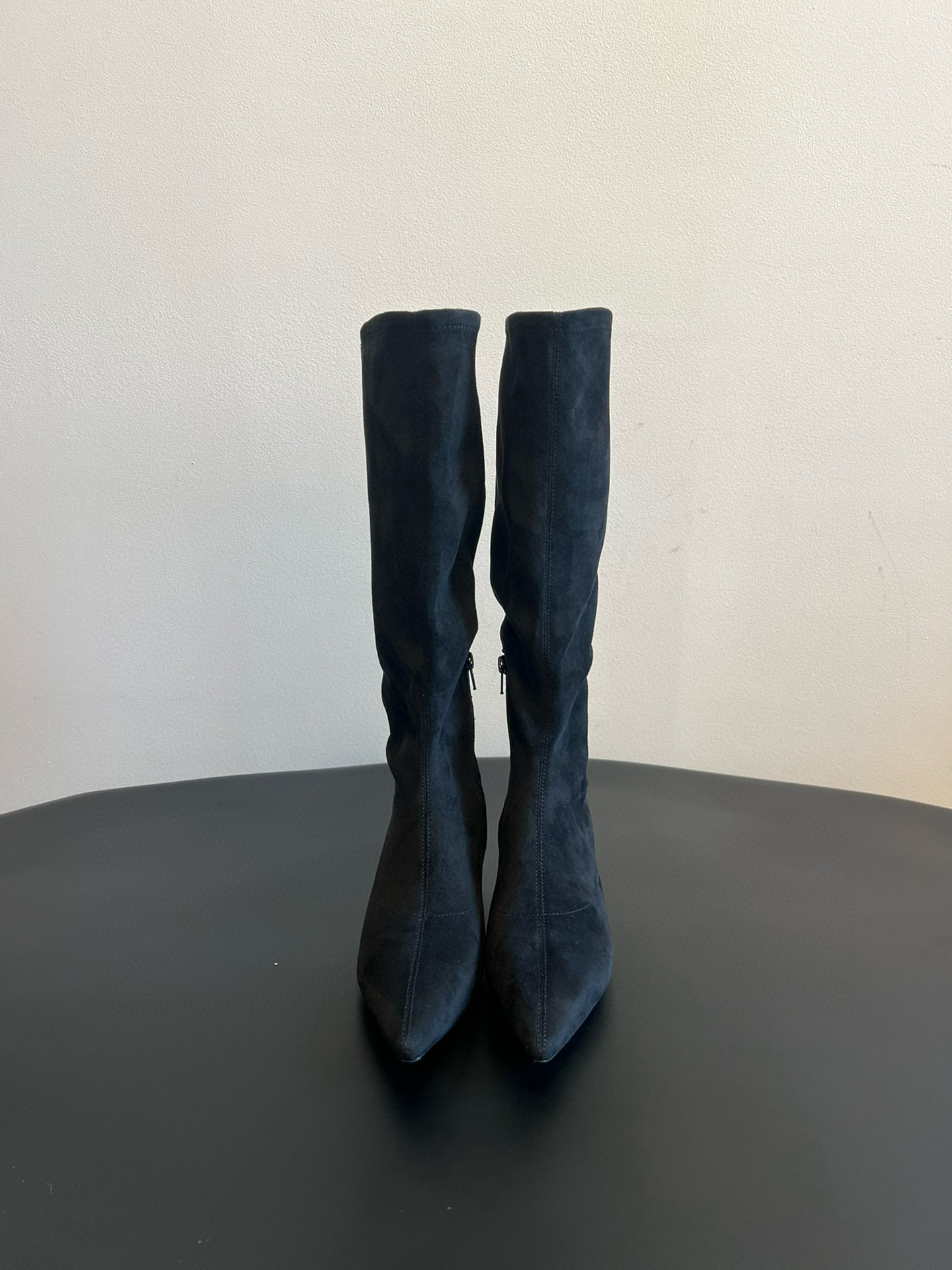 NO:512278,The row's new cat heel boots are made of suede-like material and have a delicate texture. The boots are slim short-tube design, with zippers on the sides, which are easy to put on and off, and can fit the ankle lines well. The toe toe adds a sense of sophistication to the pointed toe shape; it is matched with a fine heel design to enhance the overall elegance and feminine charm. It can be matched with black leggings or leather skirts, and a suit jacket on the upper body to create a capable workplace style; it can also be matched with a black velvet dress to show a retro and elegant dinner style. The upper elastic cloth inner sheepskin outsole leather outsole size 35/40 (40 custom made without return or replacement), boots, boots, skirts, jackets & coats, business suit, sheepskin, chamois leather, Leather soles19860909The row 新款猫跟长靴 采用类似麂皮的材质,质感细腻.靴型是修身的短筒设计,侧边有拉链,方便穿脱,能很好地贴合脚踝线条.鞋头为尖头造型,增添了精致感；搭配细跟设计,提升了整体的优雅度与女性魅力. 可搭配黑色紧身裤或皮质半裙,上身搭配西装外套,打造干练的职场风；也能与黑色丝绒连衣裙搭配,展现复古优雅的晚宴风格. 鞋面弹力布 内里羊皮 大底真皮大底 码数35/40（40定做不退不换）,靴子,boots,skirts,jackets & coats,business suit,sheepskin,chamois leather,Leather soles,Women's Shoes