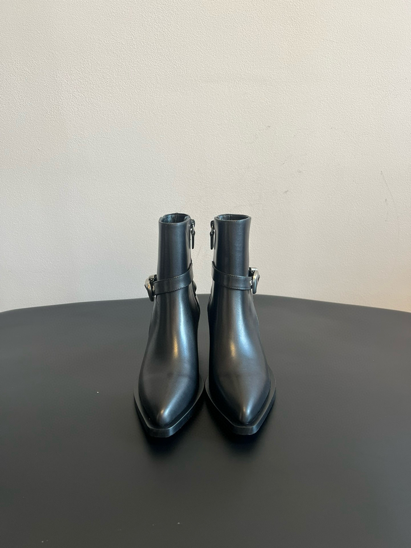 NO:512242,Purchase-based SW 25 retro modern pointed-toe boots are made of camel suede with delicate texture, which has a soft touch and a retro charm. The metal buckle design is the finishing touch, which is both decorative and enhances the three-dimensionality of the boot style. The side zipper is easy to put on and off, and the craftsmanship details show quality. The pointed-toe design is matched with a thick heel, which adds a capable aura while modifying the foot shape. The thick heel also ensures walking comfort. The overall boot shape is simple and neat, and the retro texture of camel suede collides with the exquisite feeling of the metal buckle, with a versatile style and memory. Upper bull back velvet/cowhide inner sheepskin outsole IP foam sole size 35/40 (40 custom made without return or replacement), boots, stuart weitzman, boots, cowhide, sheepskin, chamois leather19860909代购级 SW 25复古摩登尖头短靴 采用质感细腻的驼色麂皮打造,触感柔软且富有复古韵味.金属扣带设计为点睛之笔,既具装饰性又能提升靴款的立体感,侧边拉链方便穿脱,工艺细节彰显品质. 尖头设计搭配粗跟,在修饰脚型的同时,增添了干练气场,粗跟还保证了行走的舒适度.整体靴型简约利落,驼色麂皮的复古质感与金属扣的精致感碰撞,风格百搭且有记忆点. 鞋面牛反绒/牛皮 内里羊皮 大底IP发泡大底 码数35/40（40定做不退不换）,靴子,stuart weitzman,boots,cowhide,sheepskin,chamois leather,Women's Shoes