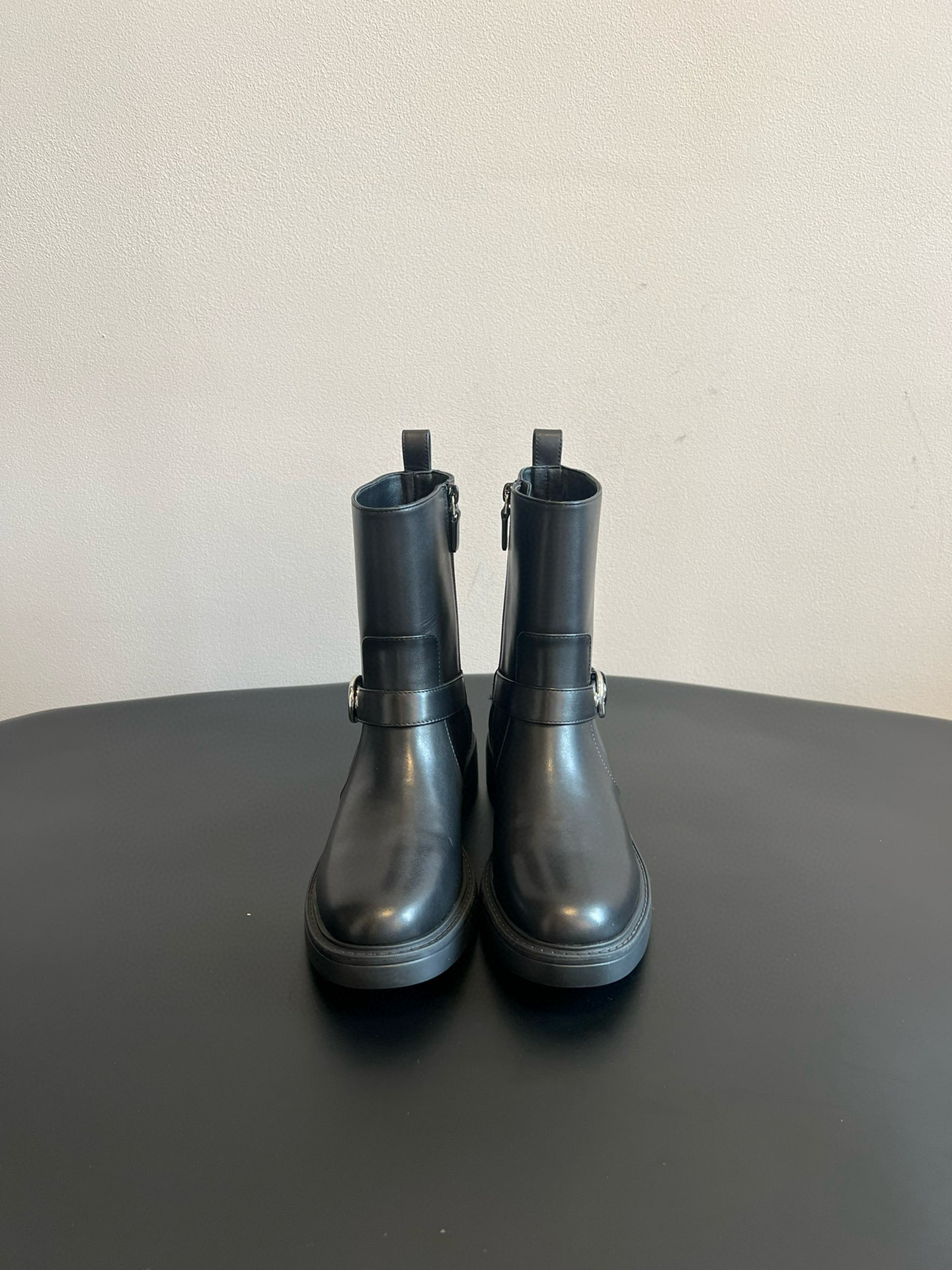 NO:512237,Purchase grade SW25 retro modern side zipper boots The belt design with metal buckle on the shoe body adds punk and retro style elements; it is equipped with side zippers, which are easy to put on and off; it uses thick-soled heels to enhance height while ensuring walking stability, and the style tends to combine retro motorcycle style and casual style. It is matched with khaki or brown skirts and A-line skirts, and tops are matched with sweaters or sweaters of the same color to create a retro and gentle autumn and winter outfit; it can also be matched with black leggings, and choose a gray coat on the top to show a style that coexists with retro and high-end. Uppers with cow velvet/cowhide inner sheepskin Outsole IP foaming outsole Size 35/40 (40 custom-made, no return or replacement), boots, stuart  Weitzman, boots, skirts, sweaters, cowhide, sheepskin19860909代购级 SW25 复古摩登侧拉链短靴 鞋身带有金属扣饰的皮带设计,增添了朋克与复古的风格元素；配备侧边拉链,穿脱方便；采用厚底粗跟,在提升身高的同时,保证了行走的稳定性,风格偏向于复古机车风与休闲风的结合. 与卡其色或棕色系的半身裙、A字裙搭配,上衣搭配同色系的毛衣或针织衫,营造复古温柔的秋冬穿搭；也可与黑色紧身裤搭配,上衣选择灰色大衣,展现复古与高级感并存的风格. 鞋面牛反绒/牛皮 内里羊皮 大底IP发泡大底 码数35/40（40定做不退不换）,靴子,stuart weitzman,boots,skirts,sweaters,cowhide,sheepskin,Women's Shoes