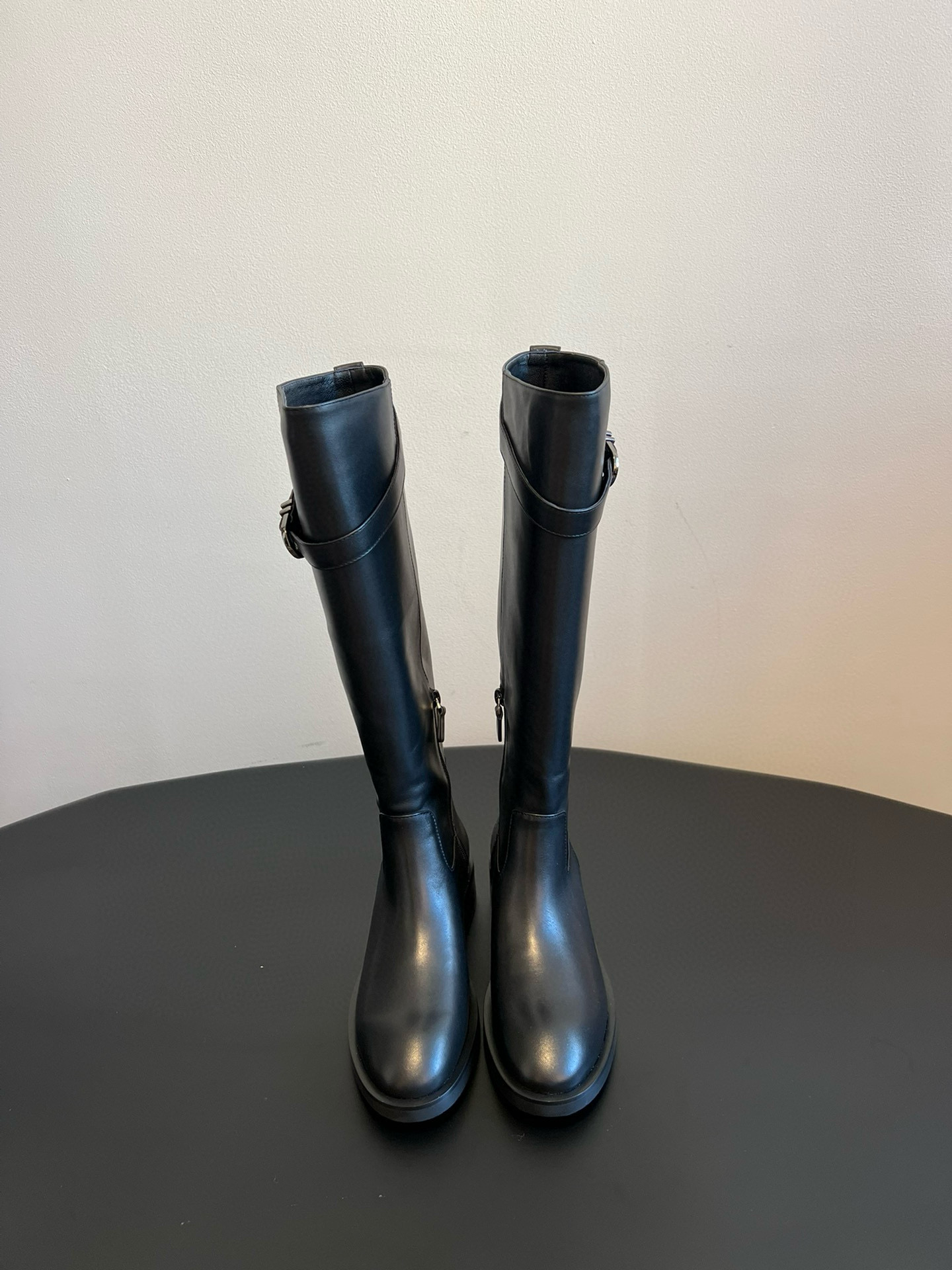 NO:512222,Original StuartWeitzma*25 / round-toe buckle boots so comfortable!  Choose it if you are versatile!  It can match anything!  It's super comfortable to wear on your feet, and it's no problem to stretch your legs!  I will definitely not blow my legs when I wear them. I can wear them with a casual combination to create a high-end feeling~ It is very friendly to all kinds of leg shapes, especially those with not straight calves or thick calves. The effect of slimming on the upper feet is perfect, and I love it!  !  Material calfskin, reverse velvet cowhide, inner cowhide, inner cushion, large sole, rubber sole, size 35/40 (40 custom made, no return or replacement) Leather Suede, boots, boots, cowhide19860909原厂级 StuartWeitzma*25 /圆头扣带长靴 太舒服了！百搭就选它！啥都能搭配！上脚超级舒服,拉长腿型不在话下！穿上就变腿精绝不是我吹 随意的搭配都能穿出高级感～ 它对各种腿型都特别友好,尤其是小腿外翻不直或者小腿粗的,上脚修腿显瘦效果都敲完美,整个爱住！！ 材质小牛皮 反绒牛皮 内里牛皮内里垫脚 大底橡胶大底 码数35/40（40定做不退不换） 皮面 绒面,靴子,boots,cowhide,Women's Shoes