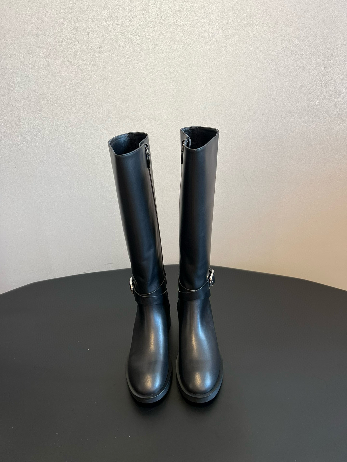 NO:512225,Original StuartWeitzma*25 / round-toe buckle boots so comfortable!  Choose it if you are versatile!  It can match anything!  It's super comfortable to wear on your feet, and it's no problem to stretch your legs!  I will definitely not blow my legs when I wear them. I can wear them with a casual combination to create a high-end feeling~ It is very friendly to all kinds of leg shapes, especially those with not straight calves or thick calves. The effect of slimming on the upper feet is perfect, and I love it!  !  Material calfskin, reverse velvet cowhide, inner cowhide inner footbed, large sole rubber sole, size 35/40 (40 custom made, no return or replacement), boots, boots, cowhide19860909原厂级 StuartWeitzma*25 /圆头扣带长靴 太舒服了！百搭就选它！啥都能搭配！上脚超级舒服,拉长腿型不在话下！穿上就变腿精绝不是我吹 随意的搭配都能穿出高级感～ 它对各种腿型都特别友好,尤其是小腿外翻不直或者小腿粗的,上脚修腿显瘦效果都敲完美,整个爱住！！ 材质小牛皮 反绒牛皮 内里牛皮内里垫脚 大底橡胶大底 码数35/40（40定做不退不换）,靴子,boots,cowhide,Women's Shoes