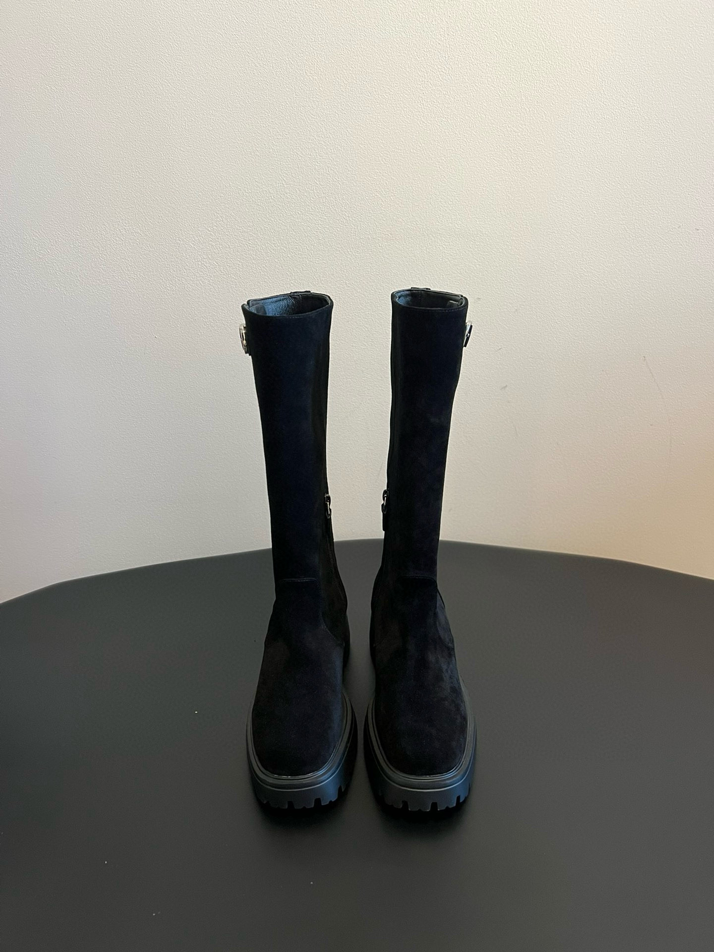 NO:512230,Original StuartWeitzma* SW BEDFORD CHILL MOTO BOOTIE 25/Fall and winter new thick-soled knee boots Simple thick-soled boots A very simple and atmospheric design It looks good in every autumn and winter, without any clumsiness; Warm and comfortable boots, paired with a handsome motorcycle style, 50mmBEDFORD grooved sole, combines fashion and comfortable fit, bringing warmth to the bleak and cold winter, the side zipper design is easy to put on and take off, and the fashion item for traveling in autumn and winter. The fabric is high mercerized beef reverse velvet/calf leather, inner foot pad sheepskin inner lining, original rubber sole, size 35/40 (40 custom made without return or replacement) velvet leather, boots, stuart  weitzman, boots, cowhide, sheepskin19860909原厂级 StuartWeitzma* SW BEDFORD CHILL MOTO BOOTIE 25/秋冬新款厚底膝下靴 简约厚底靴 盲入都不会出错的一款 非常简约大气的设计 秋冬怎么搭配都好看,完全没有笨重感；温暖舒适的靴筒,搭配帅气机车风格,50mmBEDFORD沟纹鞋底,兼具了时尚与舒适贴合感,为萧瑟寒冬送上融融暖意,侧面拉链的设计方便穿脱,秋冬出行时尚单品. 面料高丝光牛反绒/小牛皮 内里垫脚羊皮内里 大底原版橡胶底 码数35/40（40定做不退不换） 牛反绒 皮面,靴子,stuart weitzman,boots,cowhide,sheepskin,Women's Shoes