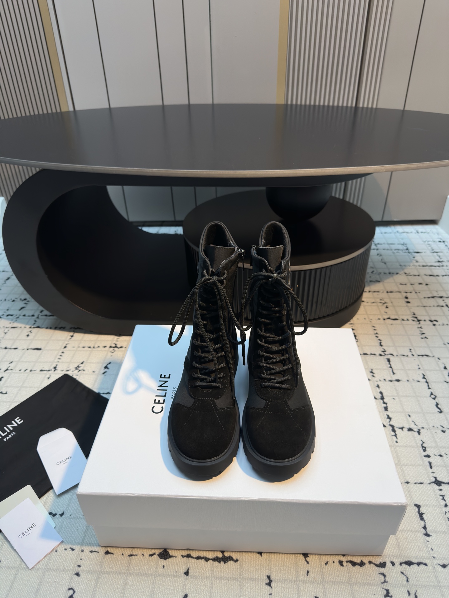 NO:534231,Celin* New autumn and winter Margaret Martin boots, mid-tube boots, adjustable shoelaces, can fit different foot shapes; thick sole design, which has the effect of increasing height and modifying leg shapes, making the leg lines look more slender. Rubber sole, strong grip and wear-resistant, comfortable and versatile in daily wear. Whether it is black or khaki, it can be matched with short dresses, such as black velvet skirts and floral skirts, and a denim jacket on the outside to achieve a sweet and cool style collision. Upper ox backline/down cloth inner cotton lining, original open-soled sole size 35/40 (40 custom made without return or replacement), boots, celine, boots, skirts, jackets & coats, down jacket19860909Celin* 秋冬新品玛格丽特马丁靴 中筒靴型,鞋带可调节,能贴合不同脚型；厚底设计,兼具增高与修饰腿型的效果,让腿部线条更显纤细.橡胶大底,抓地力强且耐磨,日常穿着舒适又百搭. 无论是黑色还是卡其色,都能与短款连衣裙,如黑色丝绒裙、碎花裙搭配,外搭一件牛仔外套,实现甜与酷的风格碰撞. 鞋面牛反线/羽绒布 内里绵里 大底原版开模大底 码数35/40（40定做不退不换）,靴子,celine,boots,skirts,jackets & coats,down jacket,Women's Shoes