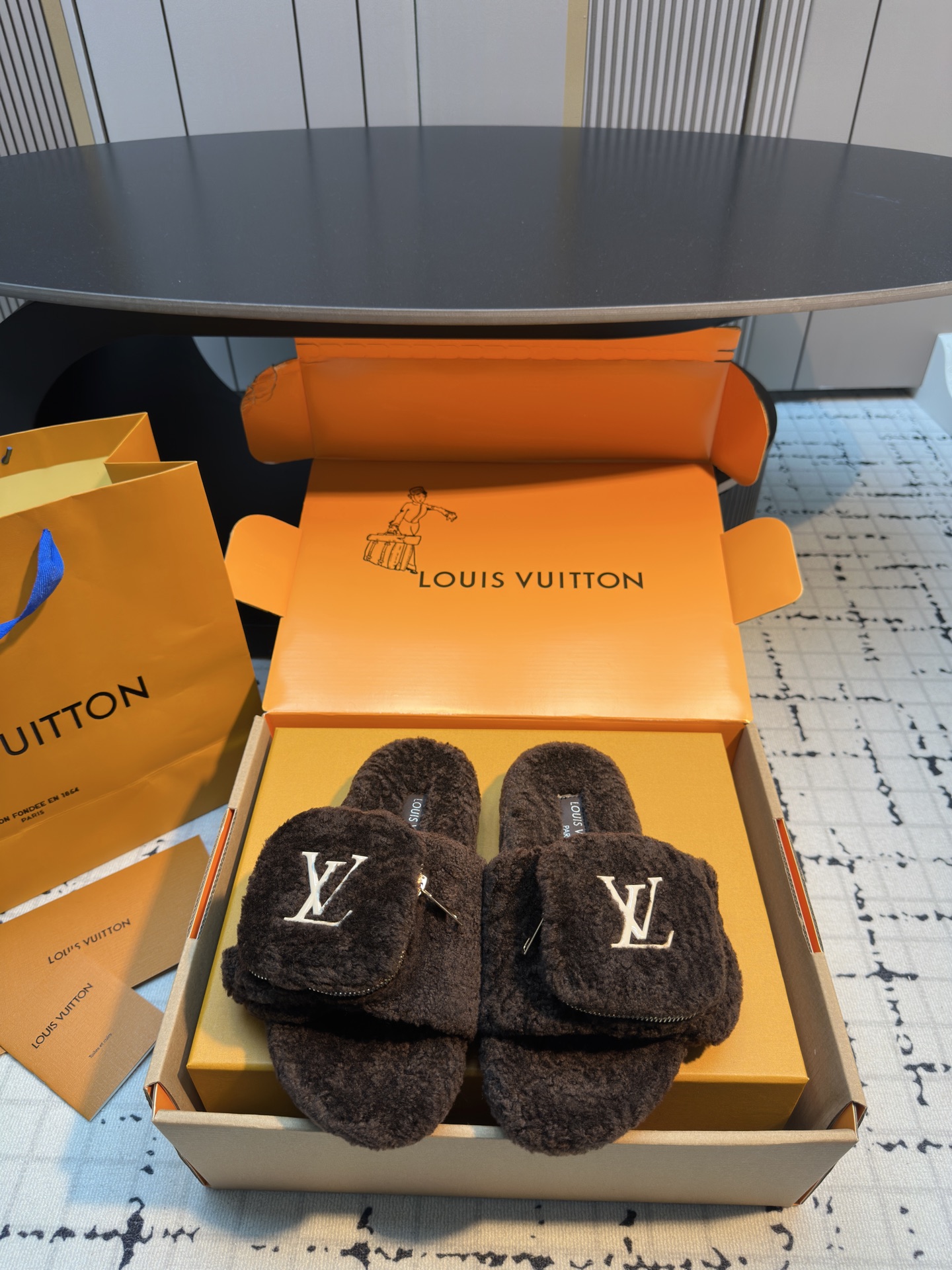 NO:534671,1Doujia Brand||Teddy lamb fur slippers Furry and beautiful ~ fashionable and fashionable ~ full of high-end feeling ~ It looks very white on the feet ~ It is even more fashionable with socks ~ It is a must-have for autumn and winter ~ It looks good when you wear it at home at home. Imported lamb wool ~ wool material Wool fiber is natural curly ~ good fluffy ~ very warm foot pad sheepskin mat leather original exclusive 1:1 open mold EVA foam wear-resistant velvet outsole size 35/42 (40.41.42 custom made without return or replacement), fur shoes slippers, louis vuitton, louis vuitton, slippers, sheepskin, socks198609091驴家牌||泰迪羊羔毛毛拖鞋 毛茸茸超美～时髦又洋气～高级感十足～上脚十分显白～配袜子更是不一样的时髦感～秋冬必备款～室外居家随便搭都好好看 鞋面进口羊羔毛～羊毛材质 羊毛纤维具有天然的卷曲～蓬松性好 ～非常保暖 垫脚羊皮里垫皮 大底原版独家1:1开模EVA发泡耐磨绒大底 码数35/42（40.41.42定做不退不换）,毛毛鞋拖鞋,louis vuitton,louis vuitton,slippers,sheepskin,socks,Women's Shoes