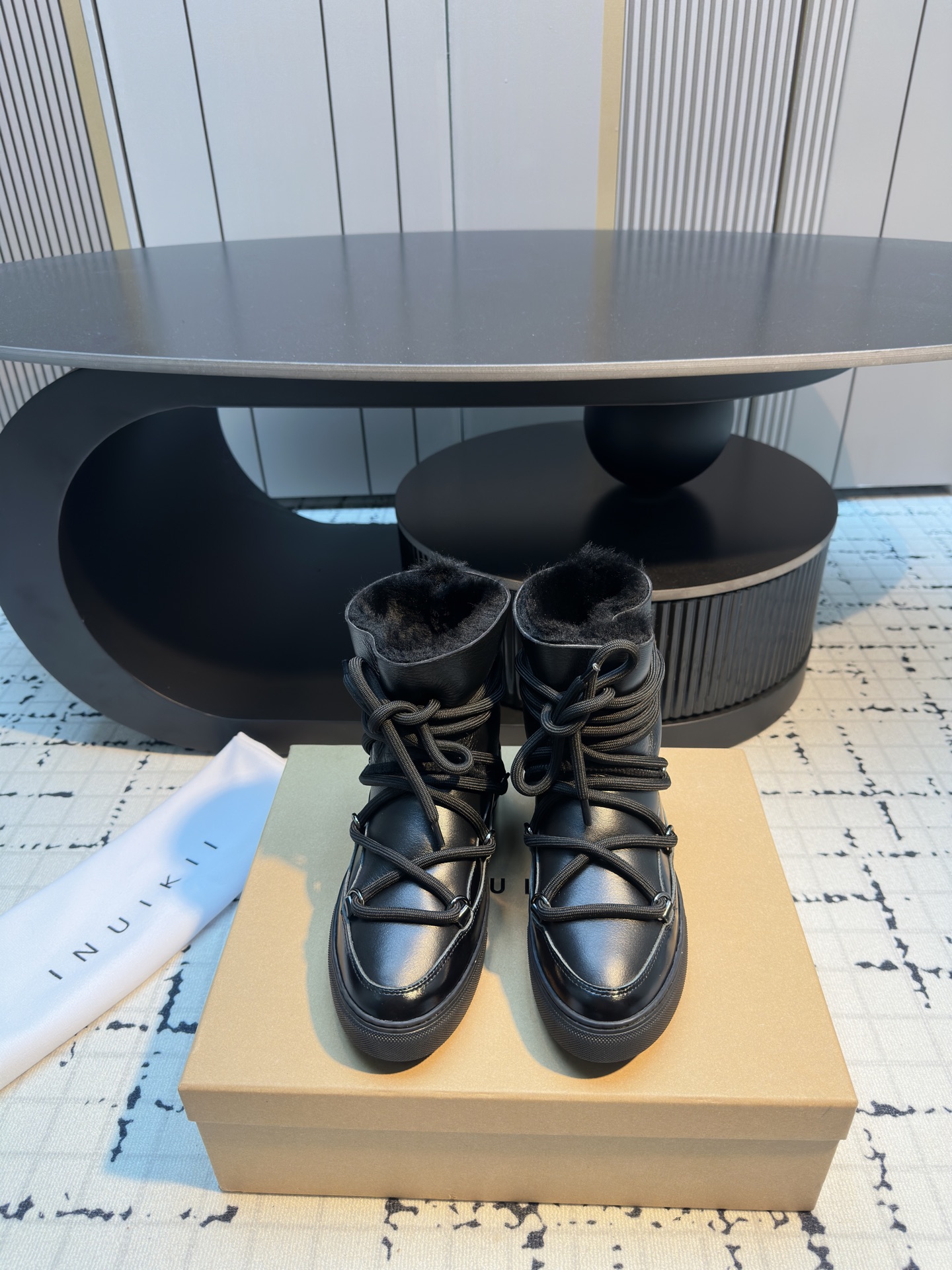 NO:625653,INUIKL* 25ss new autumn and winter lace-up snow boots. The upper is made of black leather, with a fine, shiny and textured texture. There is plush lining at the mouth of the shoe. The thick sole has good anti-slip and wear-resistant properties and is suitable for wearing in a variety of ground environments. The plush lining can provide warmth to the feet in cold weather, making it suitable for winter wear.  It adopts a multi-lace cross-lacing design, which increases the fashion and design of the shoes. At the same time, the lace design also makes it easy to adjust the tightness of the shoes and improves the wearing comfort; the overall style is short boots, the style is more fashionable and casual, and the black color is more versatile, suitable for matching with various styles of clothing. Material: cowhide, wool lining, outsole, rubber outsole, 3.5cm height increase, code number 35/40 (40 custom made, non-returnable, non-exchangeable), snow boots, boots, cowhide19860909INUIKL* 25ss秋冬新款绑带雪地靴 鞋面采用黑色皮革材质,质感细腻且有光泽有质感；鞋口处有毛绒内衬,厚实的鞋底具有较好的防滑和耐磨性能,适合在多种地面环境下穿着；毛绒内衬则能在寒冷的天气里为脚部提供温暖,适合冬季穿着. 采用了多鞋带交叉系带设计,增加了鞋子的时尚感和设计感,同时系带设计也便于调整鞋子的松紧度,提升穿着的舒适度；整体是短靴款式,风格偏向于时尚休闲,且黑色的配色比较百搭,适合搭配多种风格的服饰. 材质牛皮 内里羊毛 大底橡胶大底 增高3.5cm 码数35/40（40定做不退不换）,雪地靴,boots,cowhide,Women's Shoes