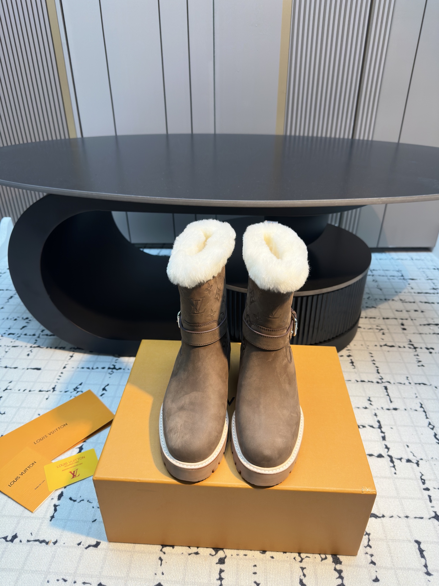 NO:668079,lv fw25 new arrival-～ lv 25 autumn and winter fur integrated boots. The upper is made of frosted cowhide, with fine texture and super good texture!  The boots are embossed with presbyopia, which is very nice, and the lining is made of one piece of fur!  Don’t be picky about your foot shape, warm for the winter, size 35/41 (40.41 custom-made, non-returnable, non-exchangeable), snow boots, louis vuitton, boots, cowhide19860909lv fw25 new arrival-～ lv 25秋冬皮毛一体靴子 鞋面是磨砂牛皮,质地细腻,质感超好！ 靴筒压印老花、很是好看 内里皮毛一体材质！ 不挑脚型,温暖过冬 码数35/41（40.41定做不退不换）,雪地靴,louis vuitton,boots,cowhide,Women's Shoes