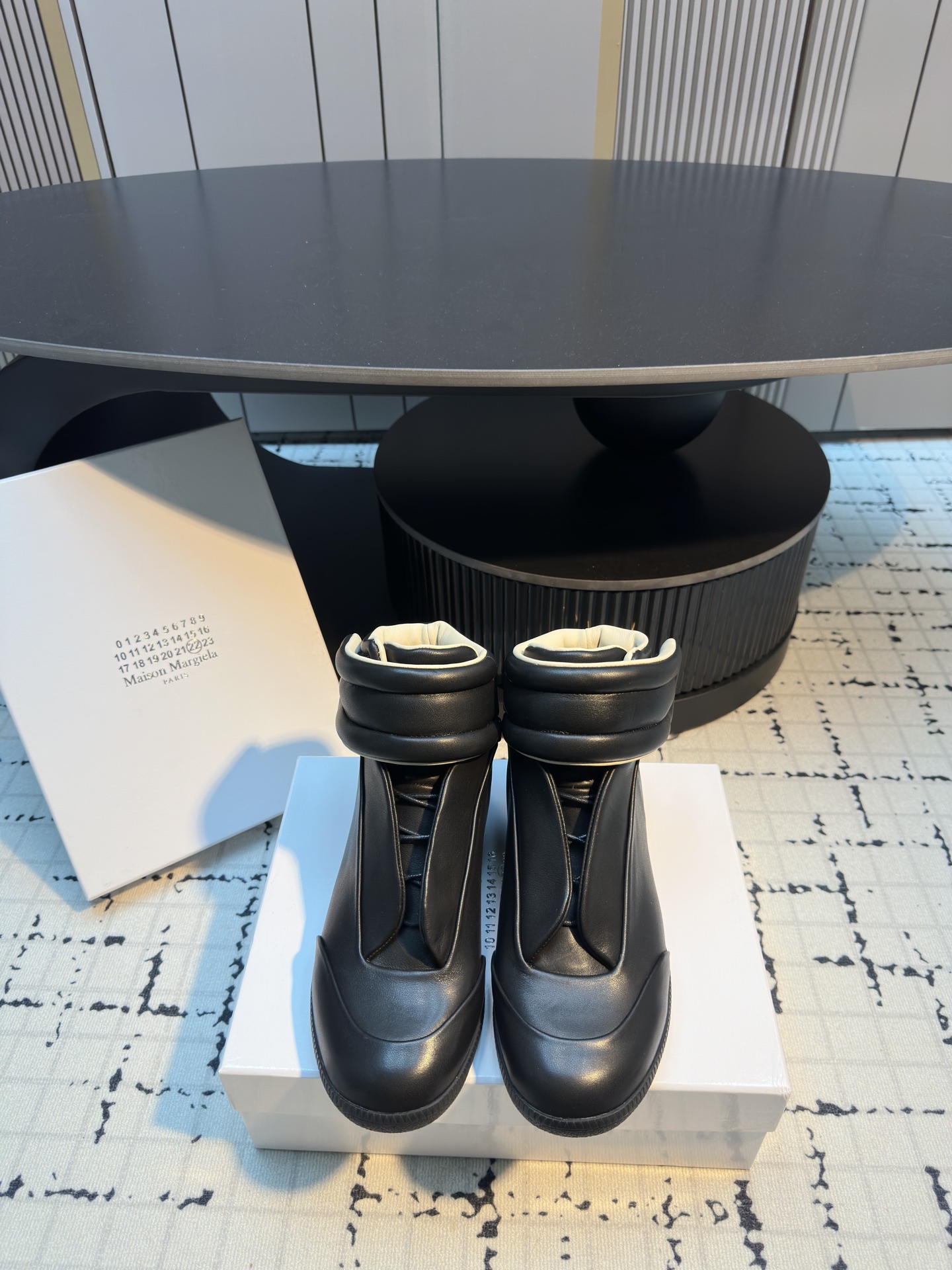 NO:680655,Maison Margiela · Margiela 26 2026ss new spring and summer products Margiela Future Sneaker couple's high-top Velcro casual shoes—————————— MM6 is the most popular genius designer brand in the past two years. Its simple design and luxurious texture will make you fall in love with it. If you don’t want to hit the streets, you can check out this brand. It is relatively niche but is so easy to match. You can see this brand everywhere on Instagram and Xiaohongshu!  BS original one-to-one customization, original custom-made cowhide for the upper, imported cowhide lining for the outsole, original open-molded beef tendon non-slip outsole, women's model 35/41 (40.41 customized, non-returnable and non-exchangeable), men's model 39/48 (45.46.47.48, customized, non-refundable and non-exchangeable), casual shoes/sports shoes, masion margiela, masion margiela, sneakers, cowhide19860909Maison Margiela· 马吉拉 26 2026ss 春夏新品 马吉拉Future Sneaker情侣款高帮魔术贴休闲鞋————————— MM6作为这两年最受欢迎的鬼才设计师品牌,设计简单、奢华的质感让你爱不释手 不想满大街撞款的可以看看这个品牌,比较小众却又是那么好搭配,ins、小红书随处可见这个品牌的身影 ！BS原版一比一定制 鞋面原版定制牛皮 内里进口牛皮里 大底原版开模牛筋防滑大底 女款35/41（40.41定做不退不换） 男款39/48（45.46.47.48定做不退不换）,休闲鞋/运动鞋,masion margiela,masion margiela,sneakers,cowhide,Women's Shoes