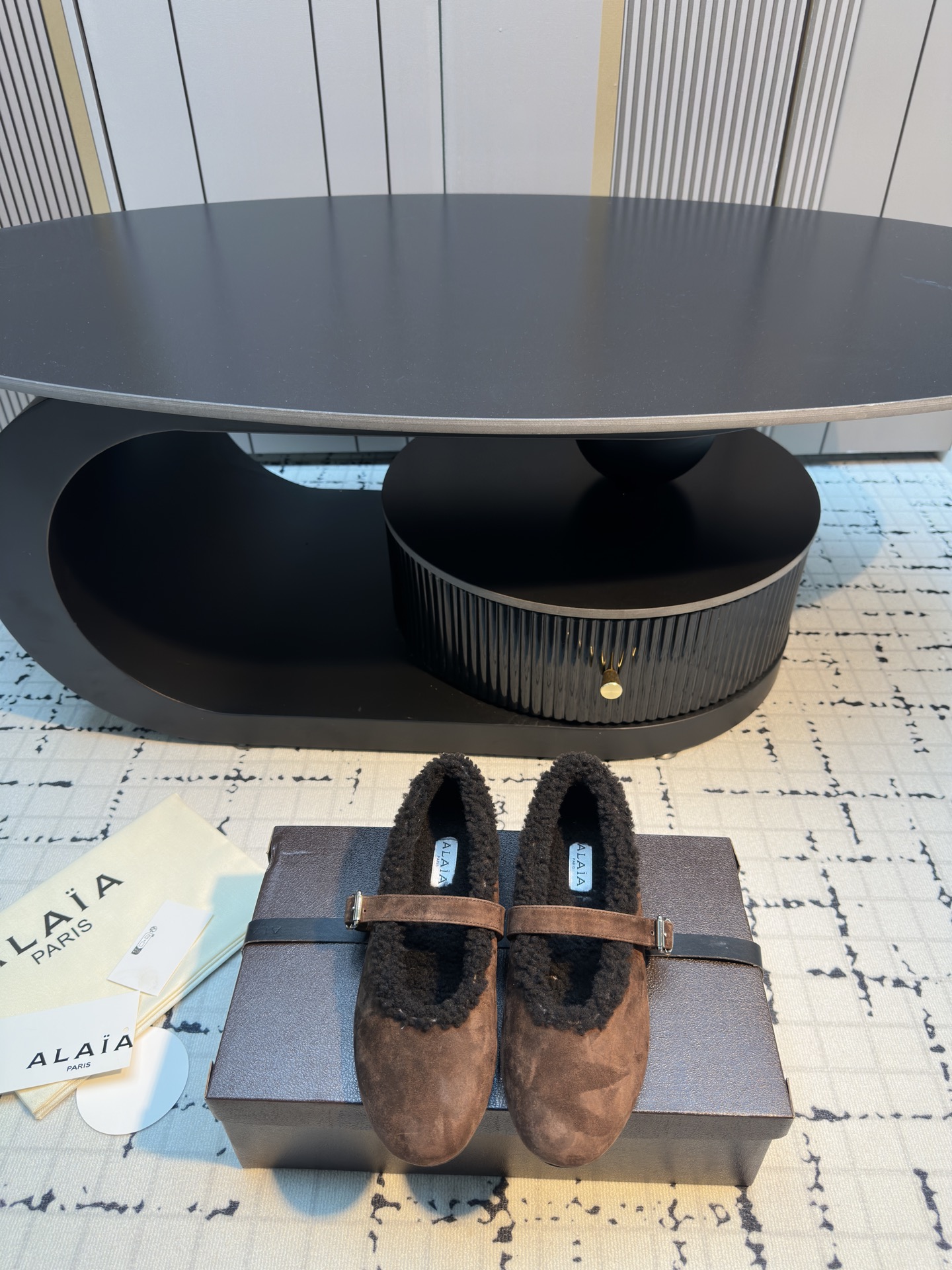 NO:614669,Alaia25ss new autumn and winter plush Birkenstock style Mary Jane shoes are made of suede fabric with lambswool lining, which has strong warmth retention; one-line buckle design, metal buckle enhances the texture, and has a retro and refined feel. The round toe version accommodates the foot shape, and the flat bottom design ensures comfort. The plush edge of the shoe mouth is soft and cute, and the style is between casual and retro. Upper Niu Jing Wool lining Outsole TPU outsole  Size 34/42 (34.40.41.42 customized, non-returnable and non-exchangeable) Ordinary packaging Original packaging, fur shoes, alaia, mary jane19860909Alaia25ss秋冬新款加绒勃肯风玛丽珍鞋 采用反绒面料搭配羊羔毛内里,保暖性强；一字扣带设计,金属扣具提升质感,兼具复古与精致感.圆头版型包容脚型,平底设计保障舒适度,鞋口的毛绒边缘柔和又显可爱,风格介于休闲与复古之间. 鞋面牛京 内里羊毛 大底TPU大底 码数34/42（34.40.41.42定做不退不换） 普通包装 原版包装,毛毛鞋,alaia,mary jane,Women's Shoes