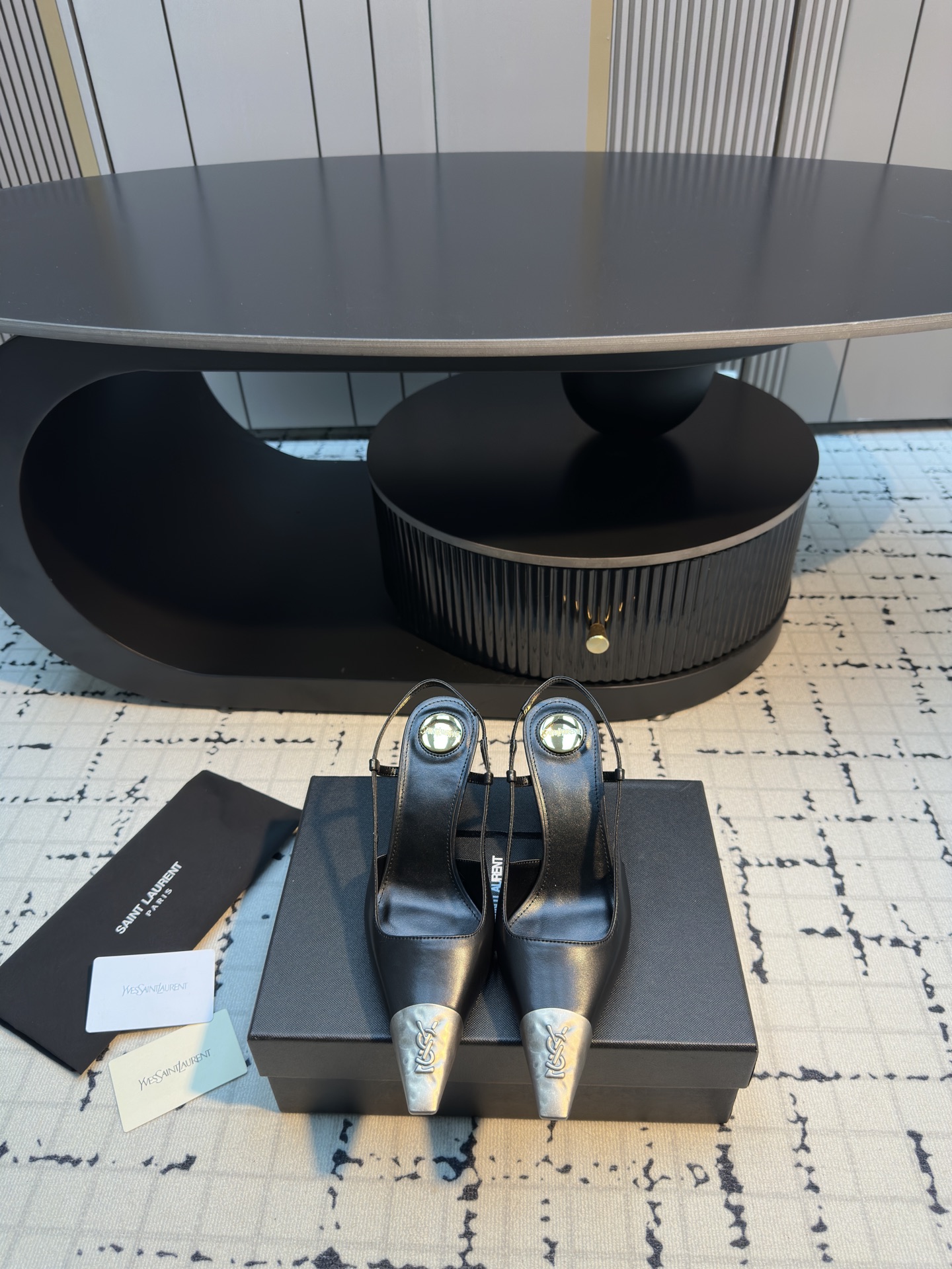 NO:614652,saint laurent 2025 spring and summer new ysl small gold toe high heels are very stable on the foot and have great heel, so you can wear them with confidence!  The heel is custom-made from a new mold. It is an exclusive heel. The height is the same as the original one to distinguish various incorrect versions!  High-end sexy, ysl still understands women best. Cowhide upper, sheepskin lining, Italian genuine leather outsole, size 35/40 (40 custom made, non-refundable, non-exchangeable), high heels and sandals, saint laurent, saint laurent, sandals, high heels, cowhide, sheepskin, Leather soles19860909saint laurent 2025春夏新款ysl 小金头高跟鞋 上脚特别稳,超跟脚,放心入！鞋跟是重新开模定制的,独家的鞋跟,高度与正品一致区别各种不对版！高级的性感,ysl 还是最懂女人 鞋面牛皮 内里羊皮 鞋底意大利真皮大底 码数35/40（40定做不退不换）,高跟鞋凉鞋,saint laurent,saint laurent,sandals,high heels,cowhide,sheepskin,Leather soles,Women's Shoes