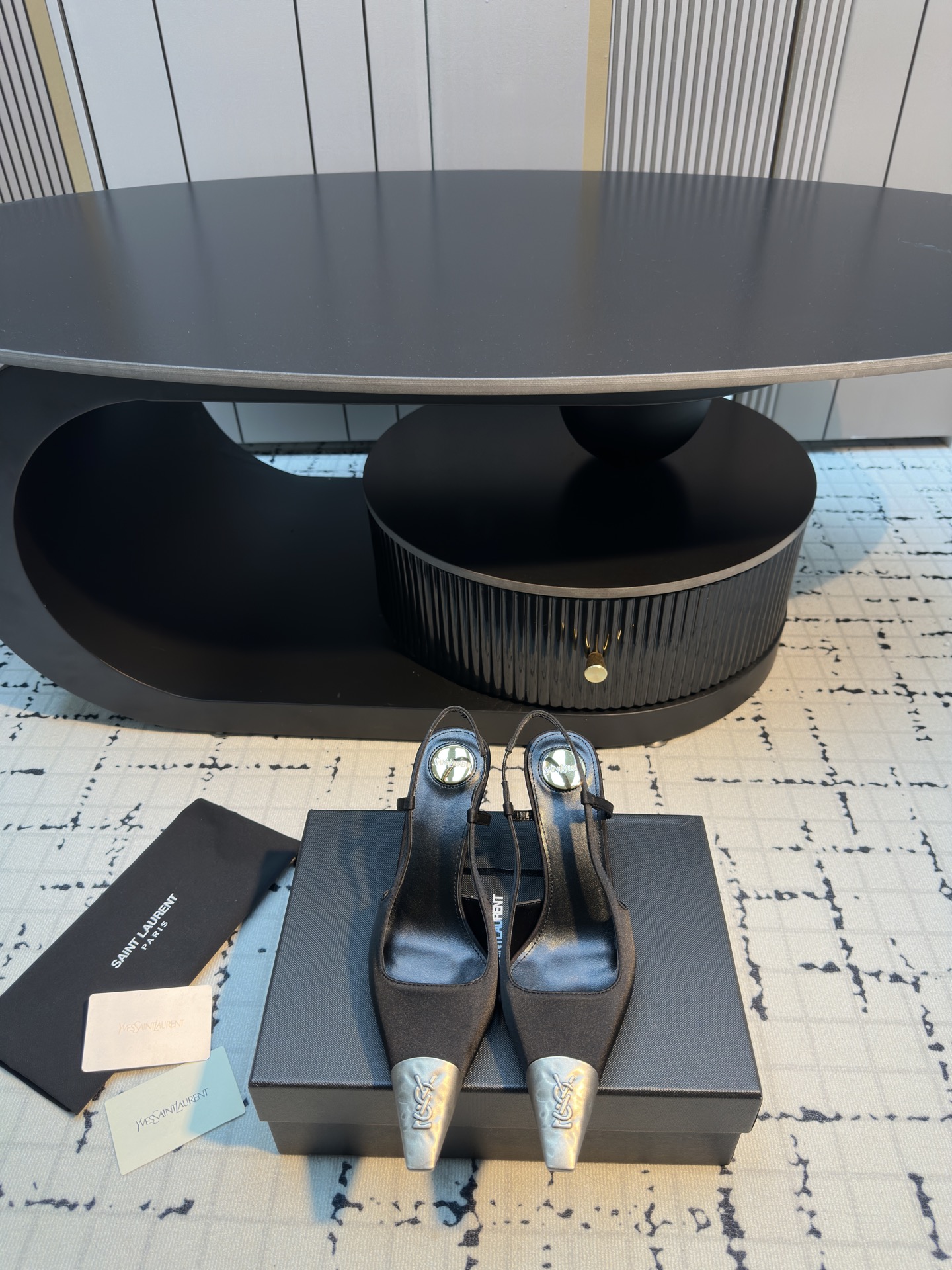 NO:614657,saint laurent 2025 spring and summer new ysl small gold toe high heels are very stable on the foot and have great heel, so you can wear them with confidence!  The heel is custom-made from a new mold. It is an exclusive heel. The height is the same as the original one to distinguish various incorrect versions!  High-end sexy, ysl still understands women best. Silk upper, sheepskin lining, Italian genuine leather outsole, size 35/40 (40 customized, non-refundable, non-exchangeable), high heels and sandals, saint laurent, saint laurent, sandals, high heels, sheepskin, real silk, Leather soles19860909saint laurent 2025春夏新款ysl 小金头高跟鞋 上脚特别稳,超跟脚,放心入！鞋跟是重新开模定制的,独家的鞋跟,高度与正品一致区别各种不对版！高级的性感,ysl 还是最懂女人 鞋面真丝 内里羊皮 鞋底意大利真皮大底 码数35/40（40定做不退不换）,高跟鞋凉鞋,saint laurent,saint laurent,sandals,high heels,sheepskin,real silk,Leather soles,Women's Shoes